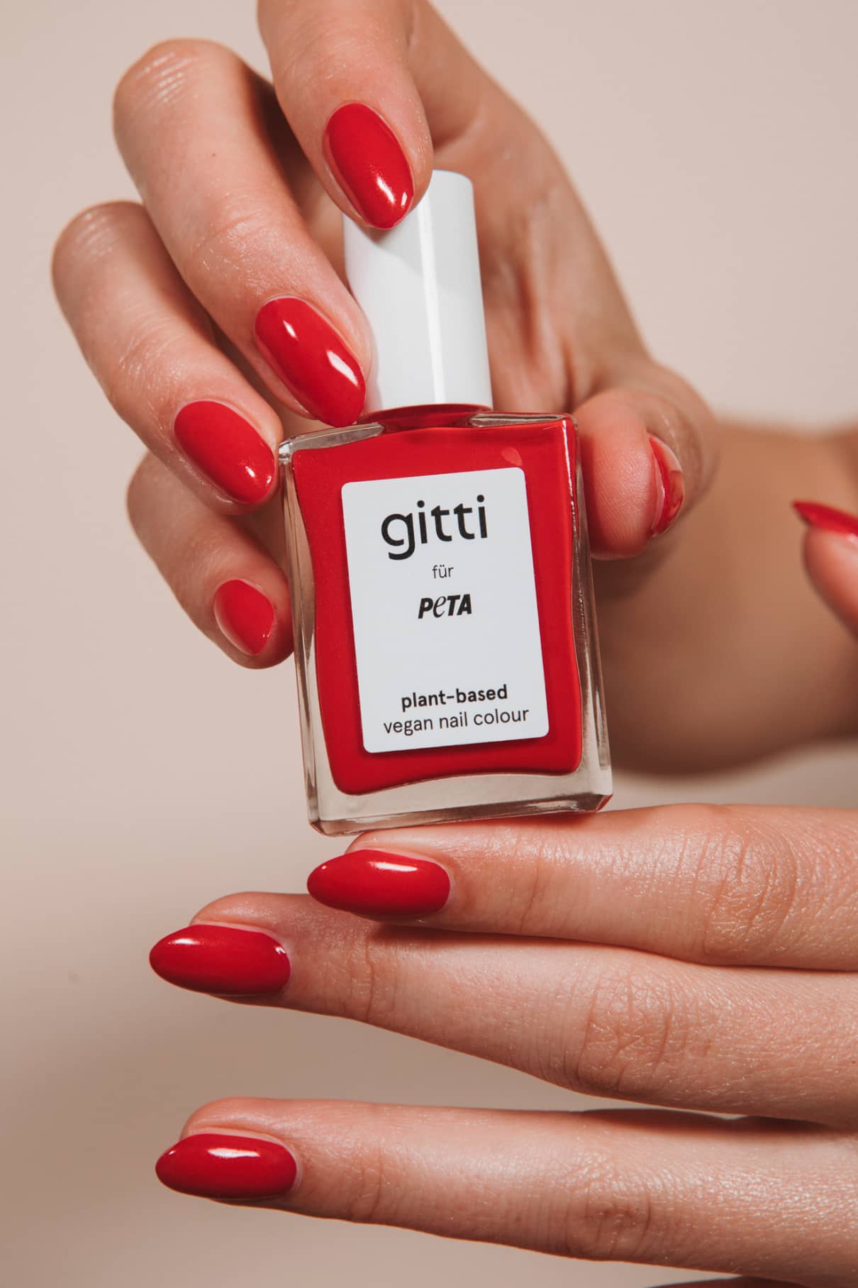 gitti-x-peta-nagellack-leuchtendes-warmes-rot-mit-orange image 2