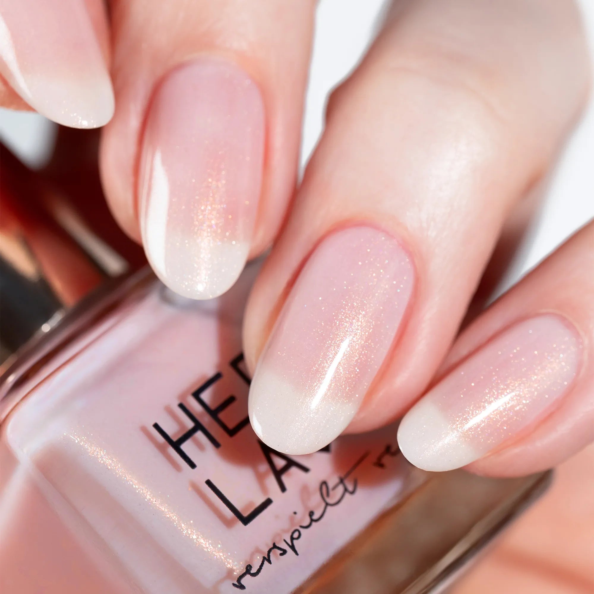 herzlack-golden-nude-veganer-nagellack-sheer-nude-mit-goldschimmer-11-ml image 8