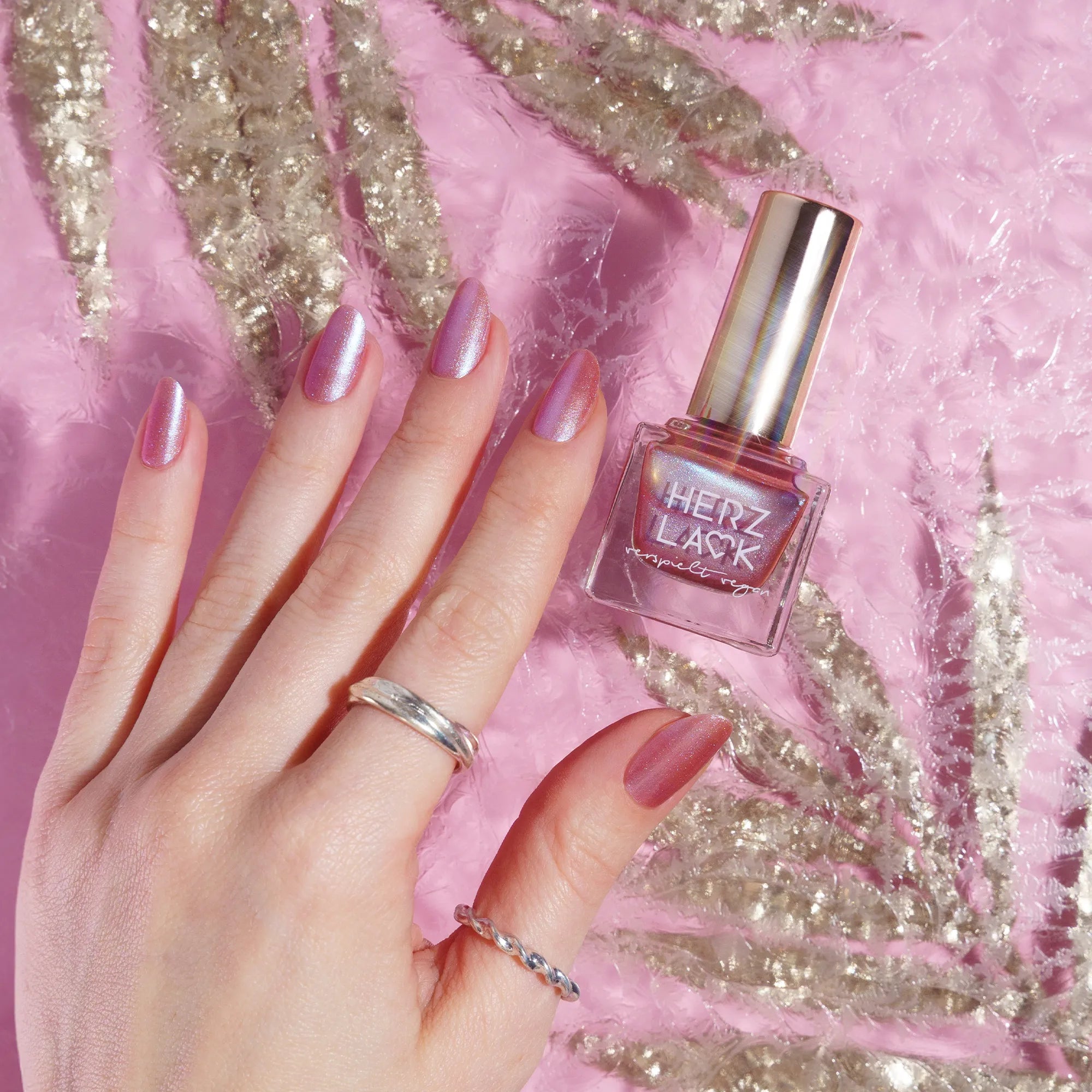 herzlack-eisprinzessin-rosa-nagellack-mit-blauem-duochrome-schimmer-11-ml image 4