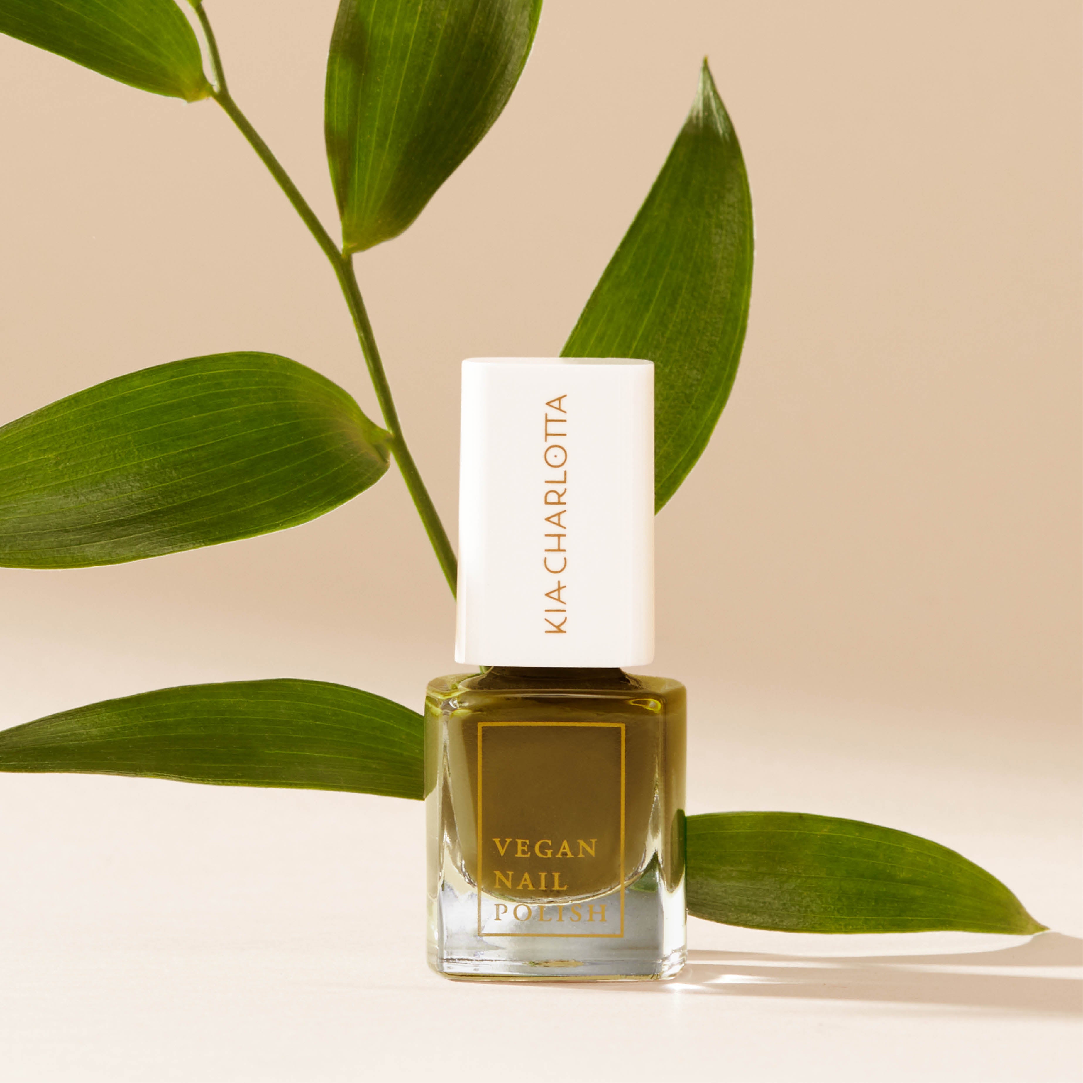 kia-charlotta-inspired-veganer-nagellack-gedecktes-gr-n-2 image 3