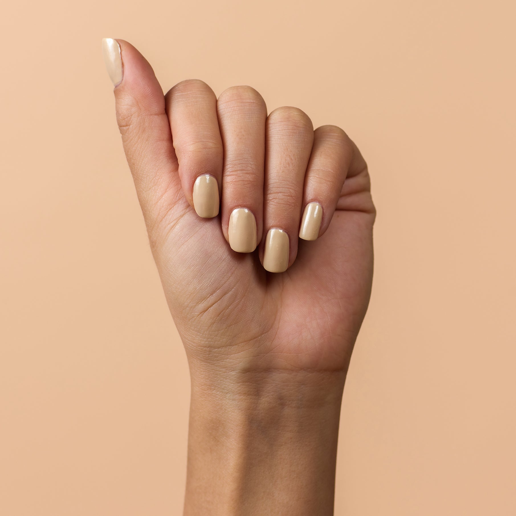 kia-charlotta-collect-moments-veganer-nagellack-ocker-sand-schimmer image 2