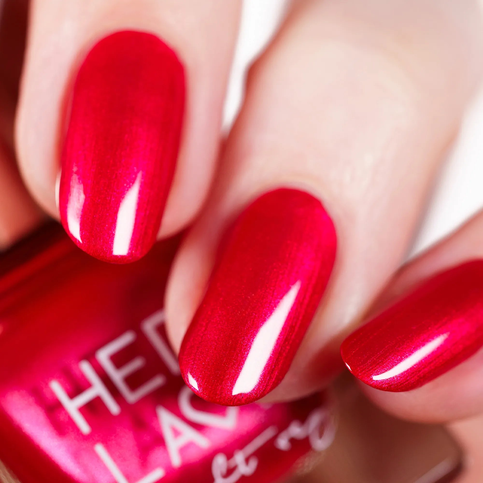 herzlack-l-amour-veganer-nagellack-tiefrot-mit-rot-pink-schimmer-11-ml image 3