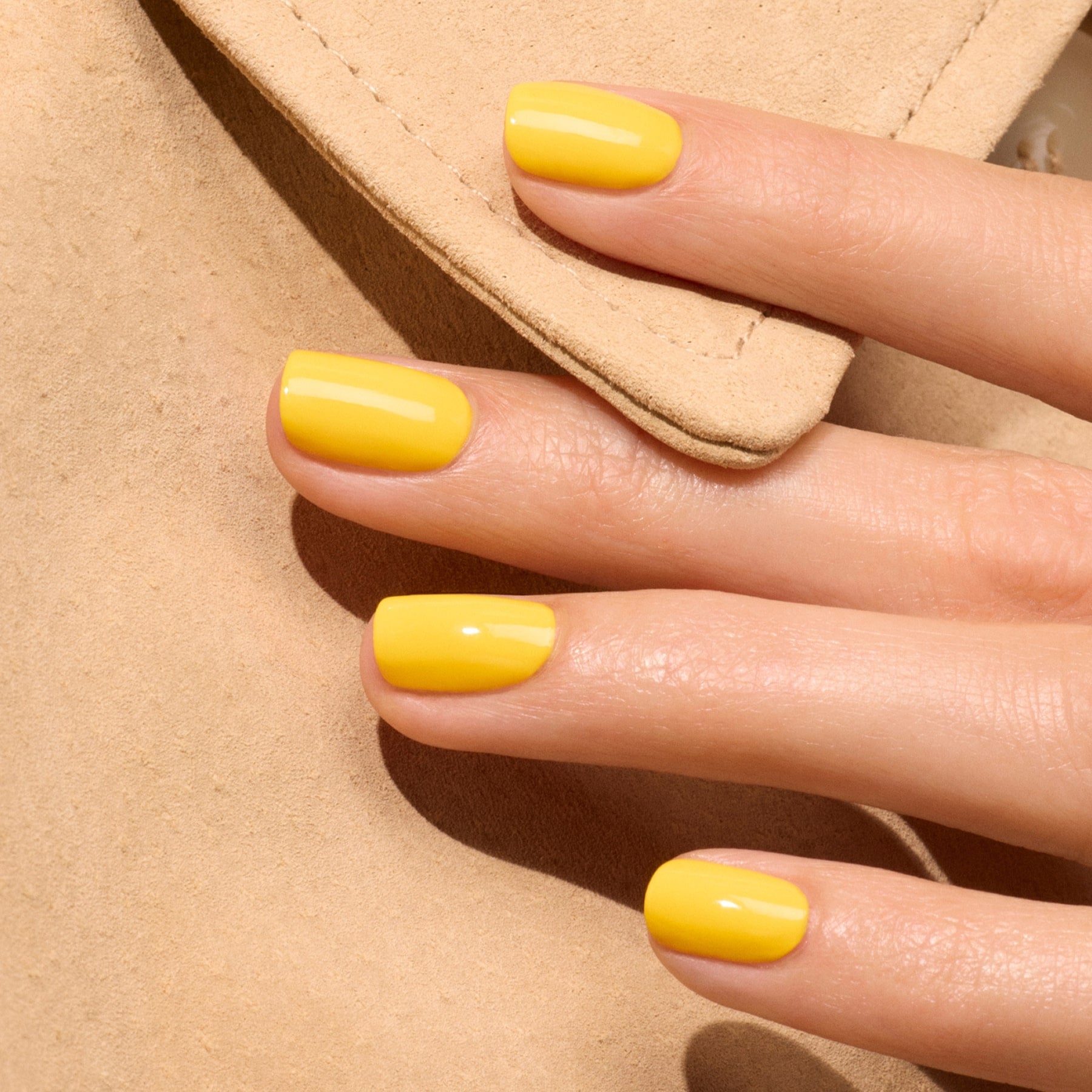 manucurist-green-nagellack-gold-button-leuchtgelb image 2