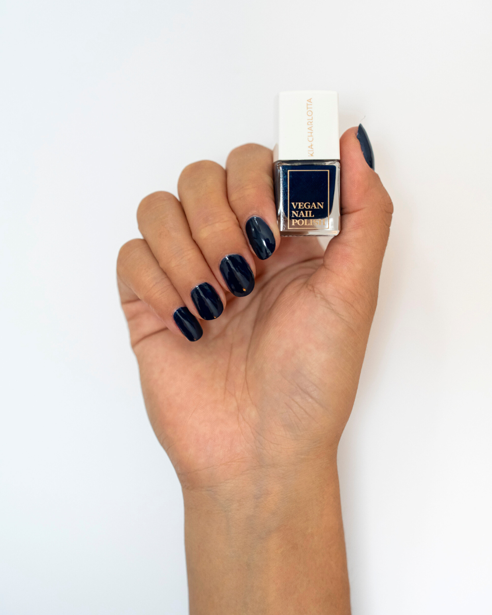 kia-charlotta-royal-veganer-nagellack-tiefblau image 2