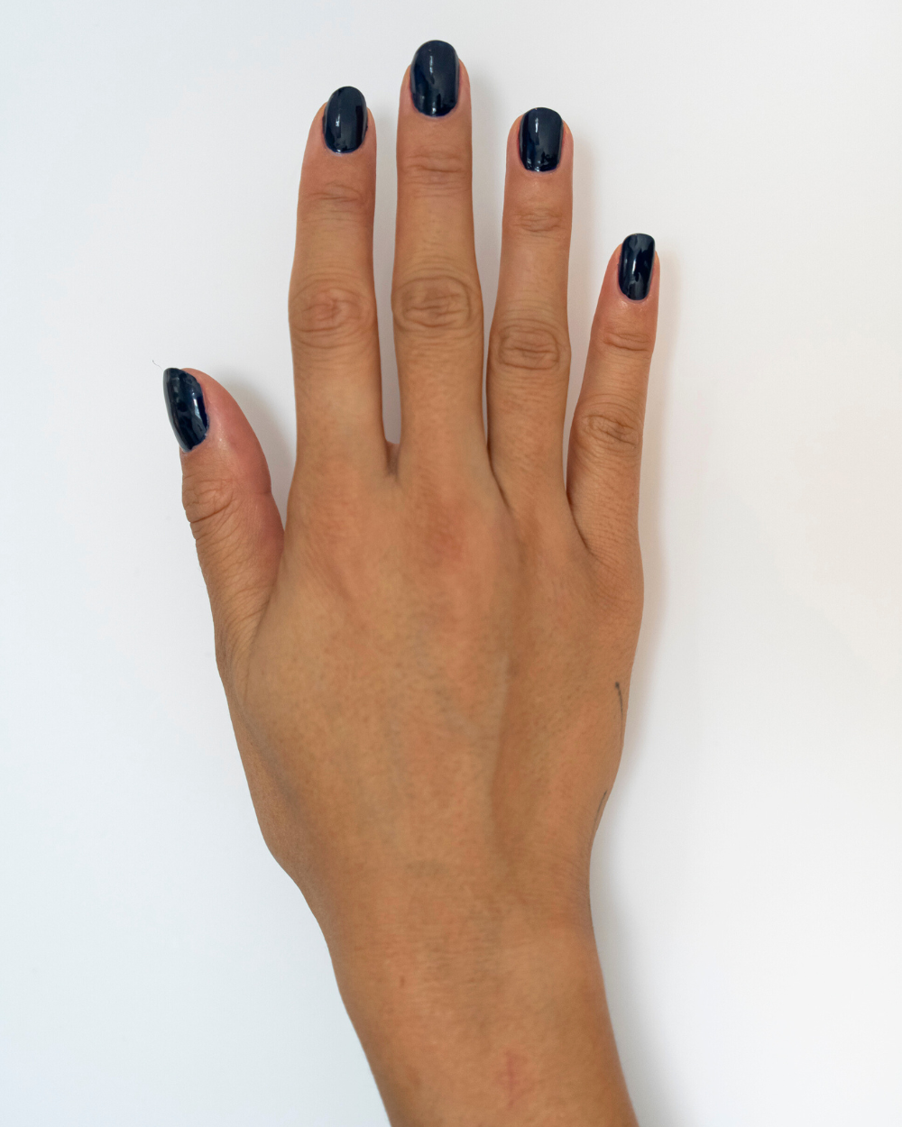 kia-charlotta-royal-veganer-nagellack-tiefblau image 4