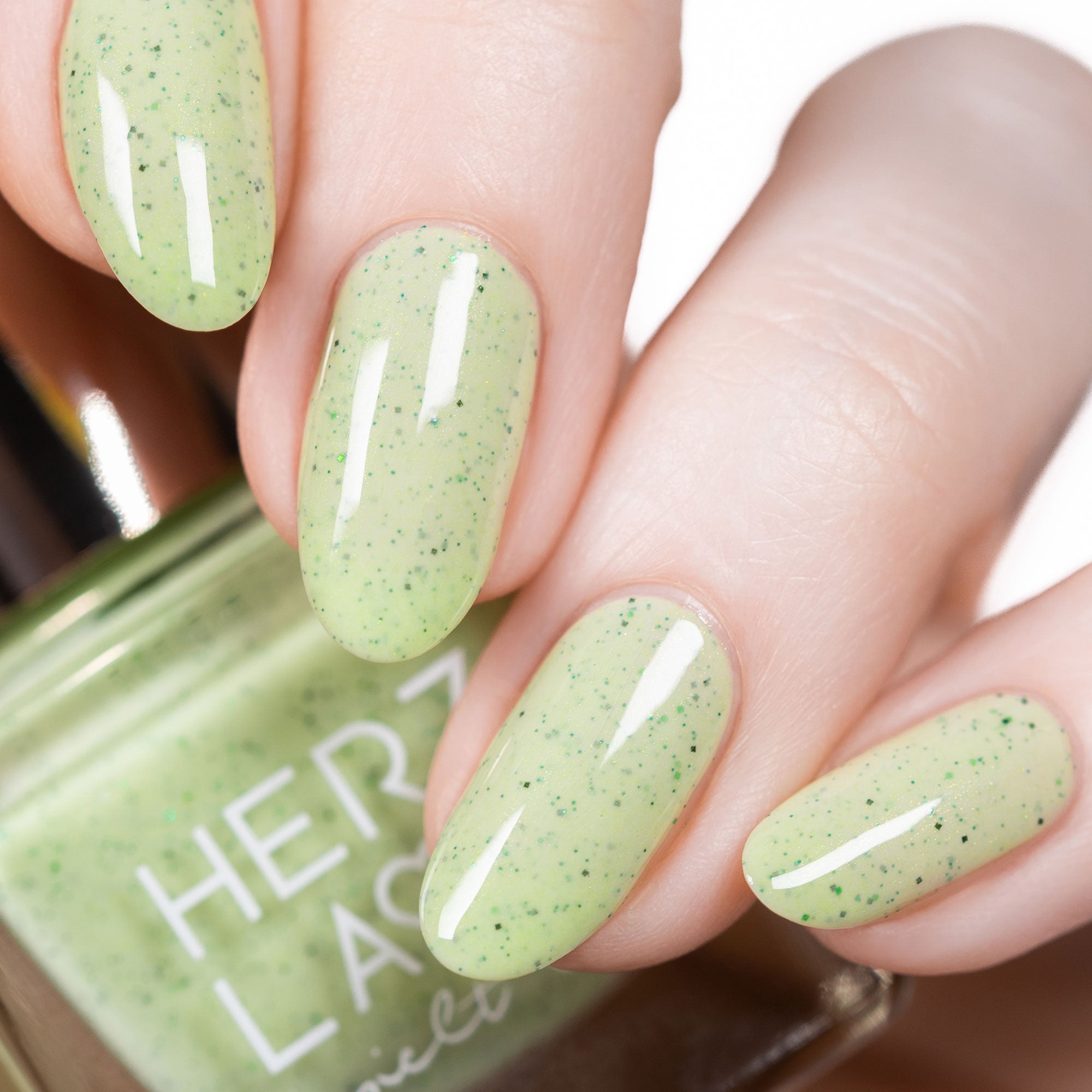 herzlack-gr-nling-veganer-nagellack-11ml-hellgr-n-pastell-mit-schimmer image 3