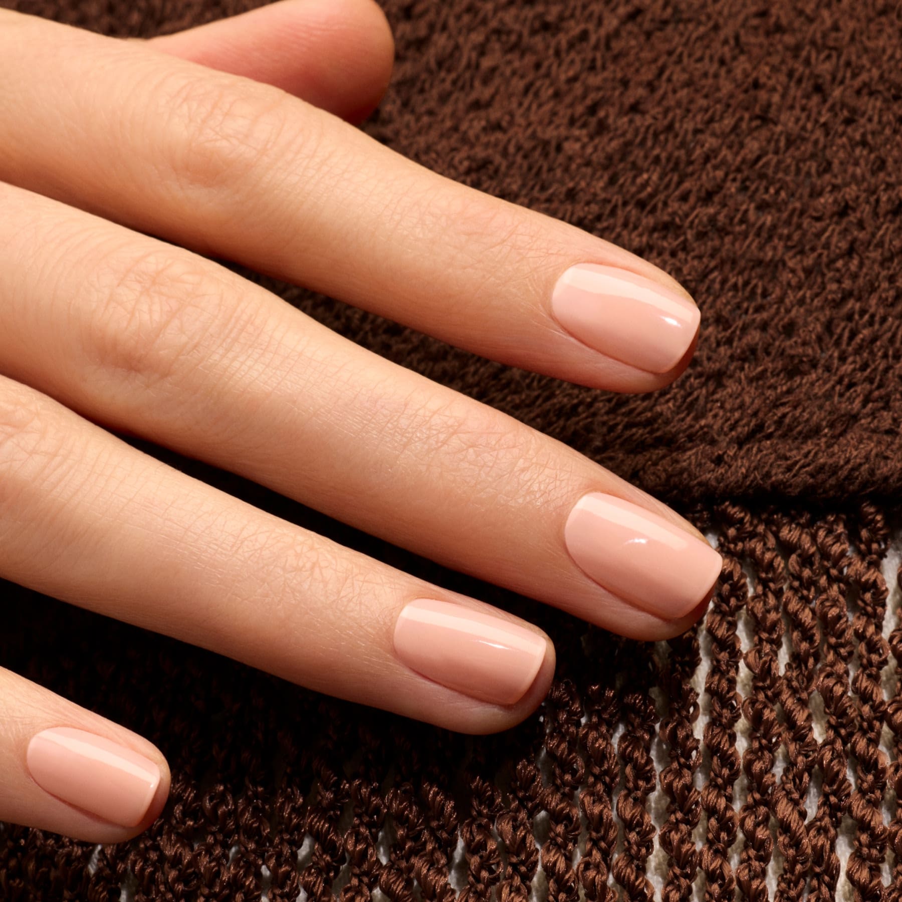manucurist-green-flash-milky-peach-led-semi-permanent-nagellack image 3