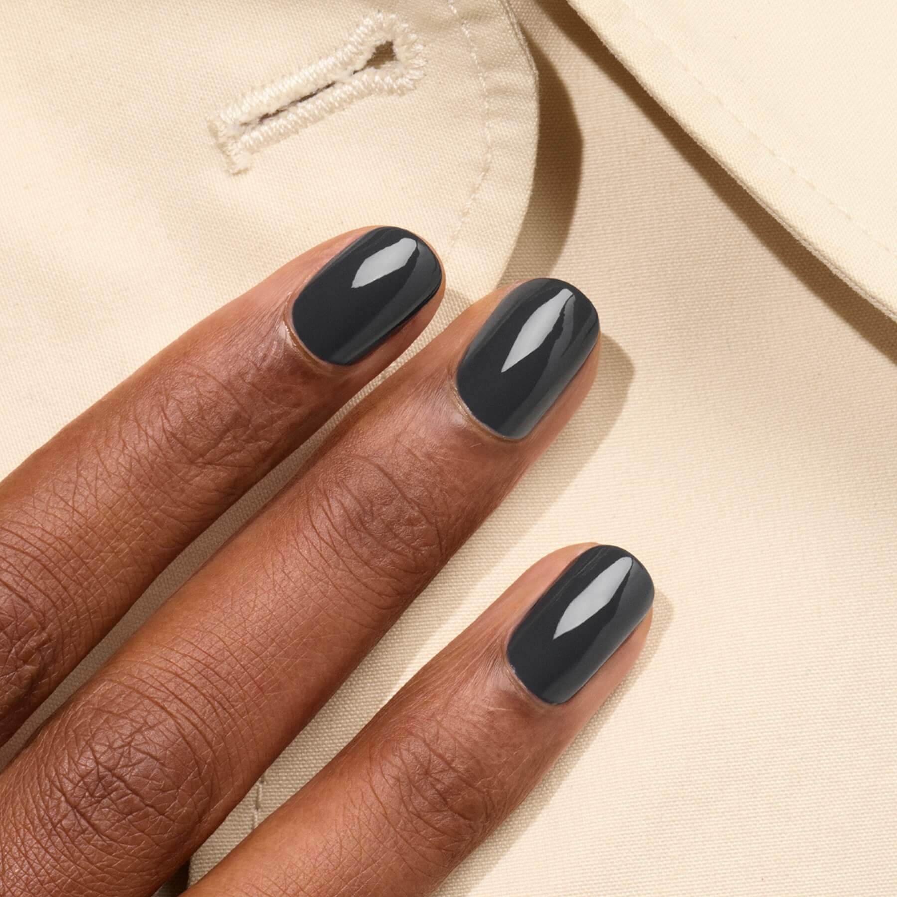 manucurist-green-flash-anthracite-veganer-led-nagellack-dunkelgrau image 4