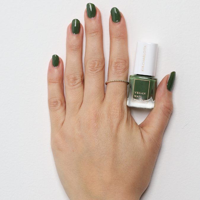 kia-charlotta-in-the-forest-veganer-nagellack image 2