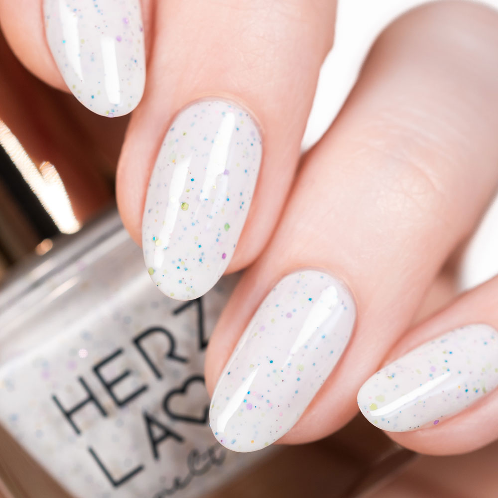 herzlack-spieler-ei-veganer-nagellack-wei-mit-glitzer-11ml image 3