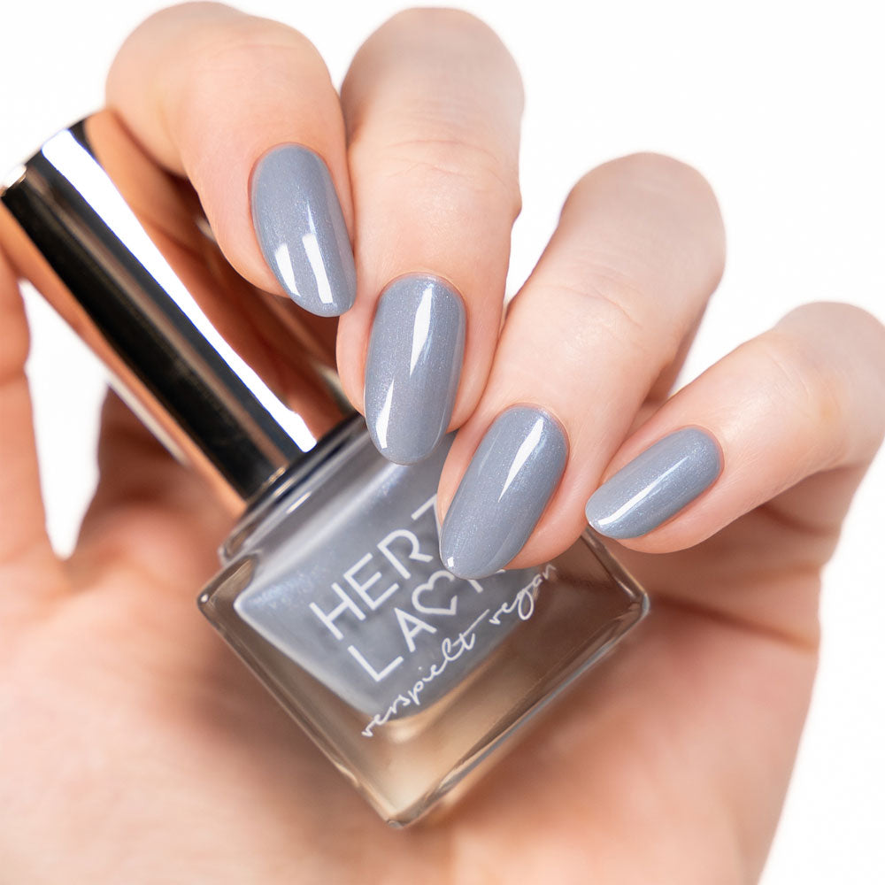 herzlack-stockholm-veganer-nagellack-blau-grau-schimmer-11ml image 2
