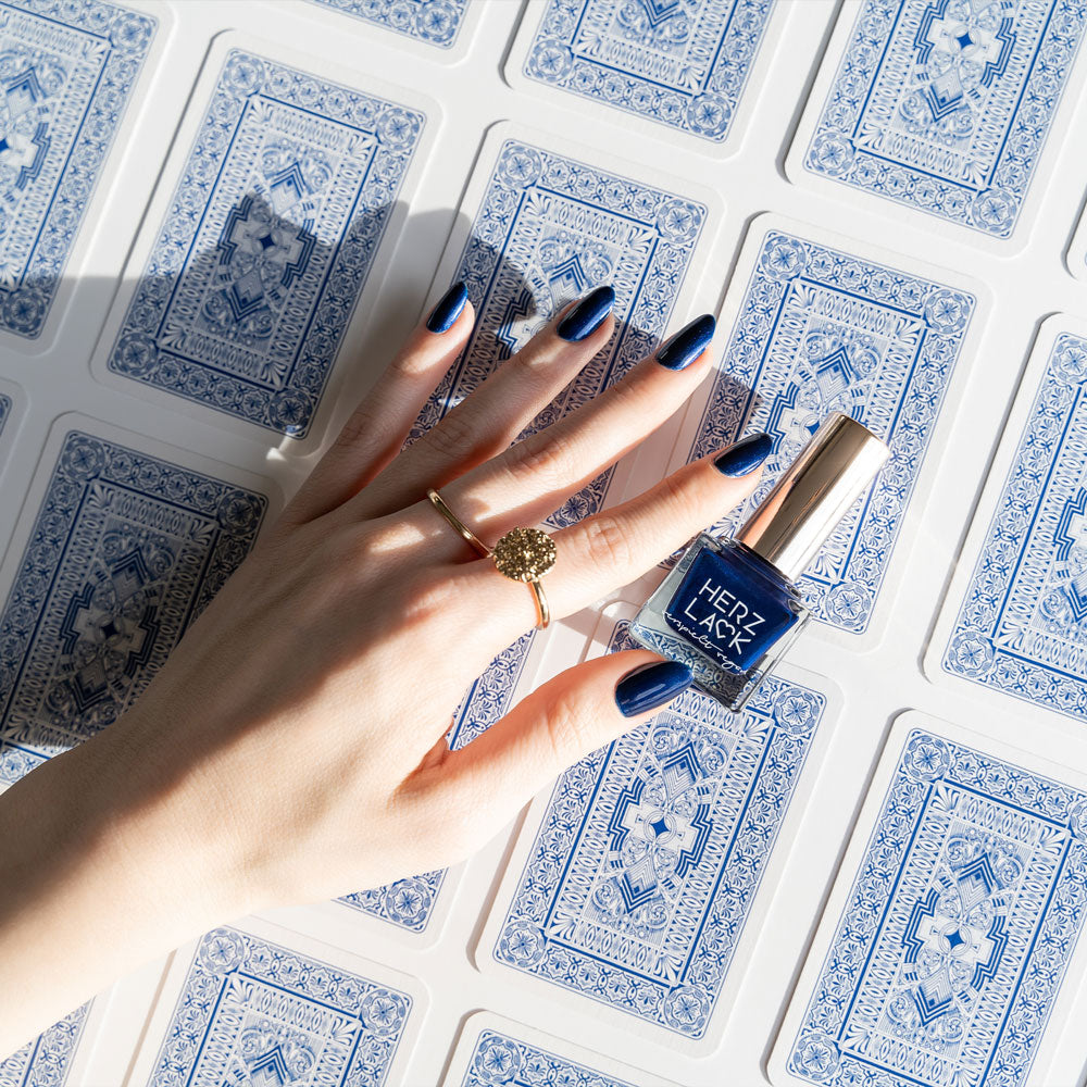 herzlack-royal-blau-veganer-nagellack-viva-las-vegas-schimmer image 6