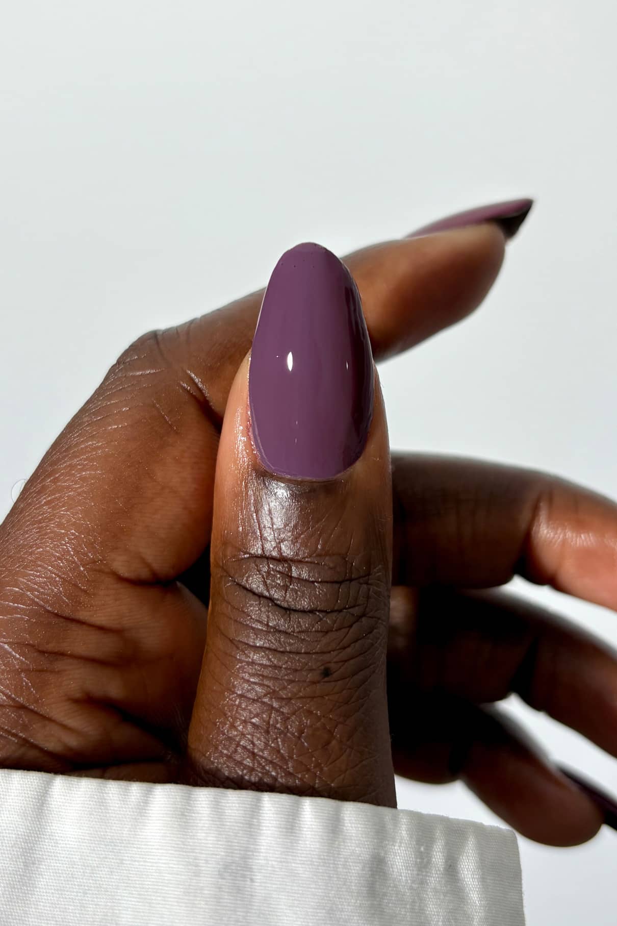 gitti-no-042-plant-based-nagellack-grau-violett-rauchig image 3