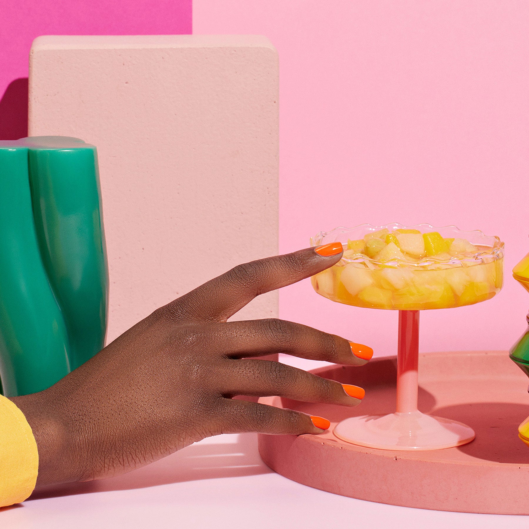 manucurist-green-flash-sunset-veganer-led-nagellack-orange image 5
