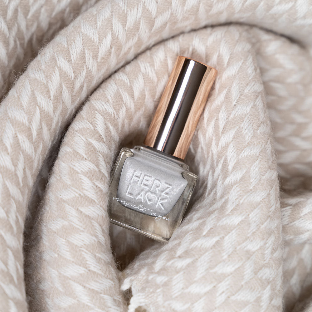 herzlack-oslo-veganer-nagellack-warmes-hellgrau-nude-schimmer-11ml image 8