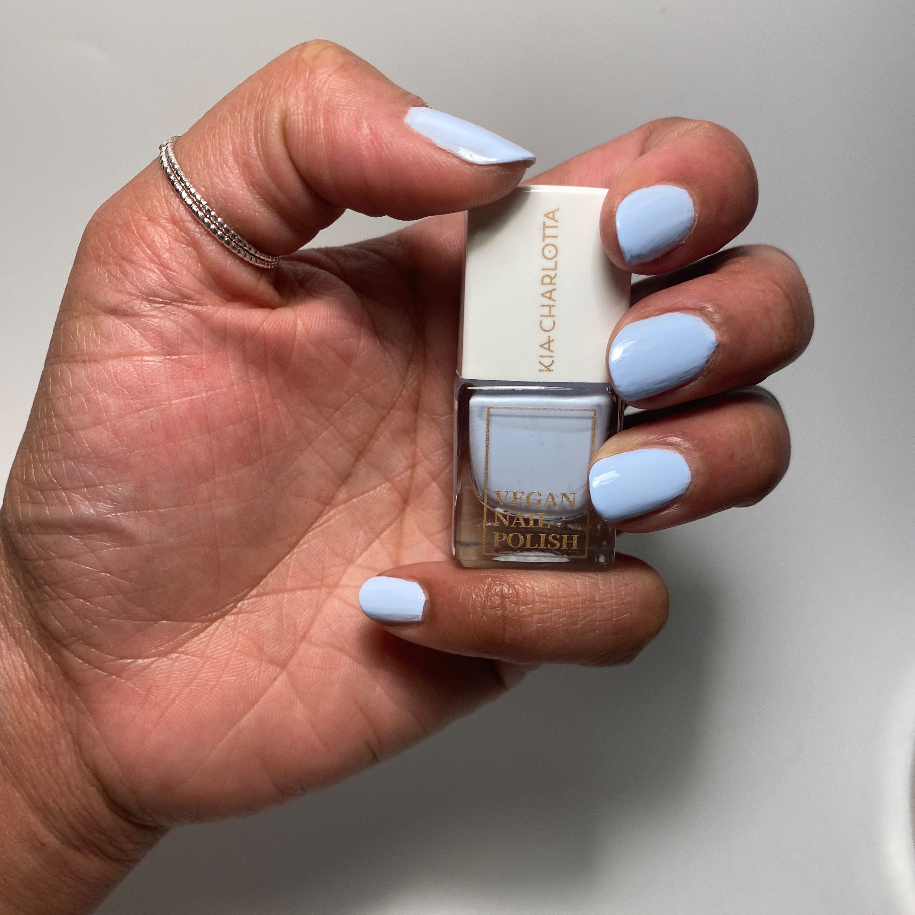 kia-charlotta-blue-aura-veganer-nagellack-himmelblau image 2