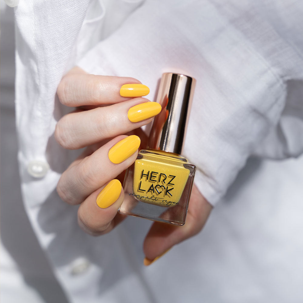 herzlack-sonnenfrida-veganer-nagellack-gelb-gold-schimmer-11ml image 6