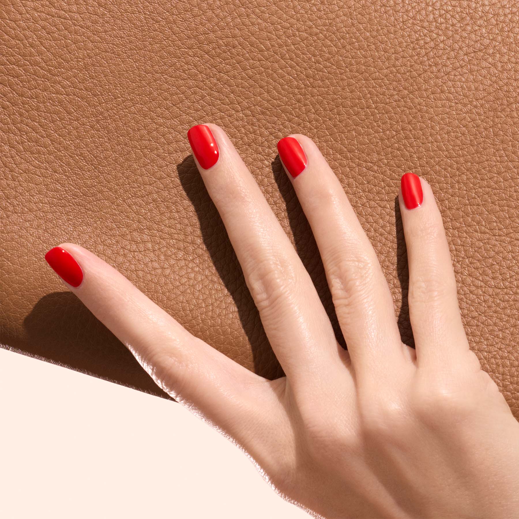manucurist-green-flash-an-mone-semi-permanenter-nagellack-knallrot image 3