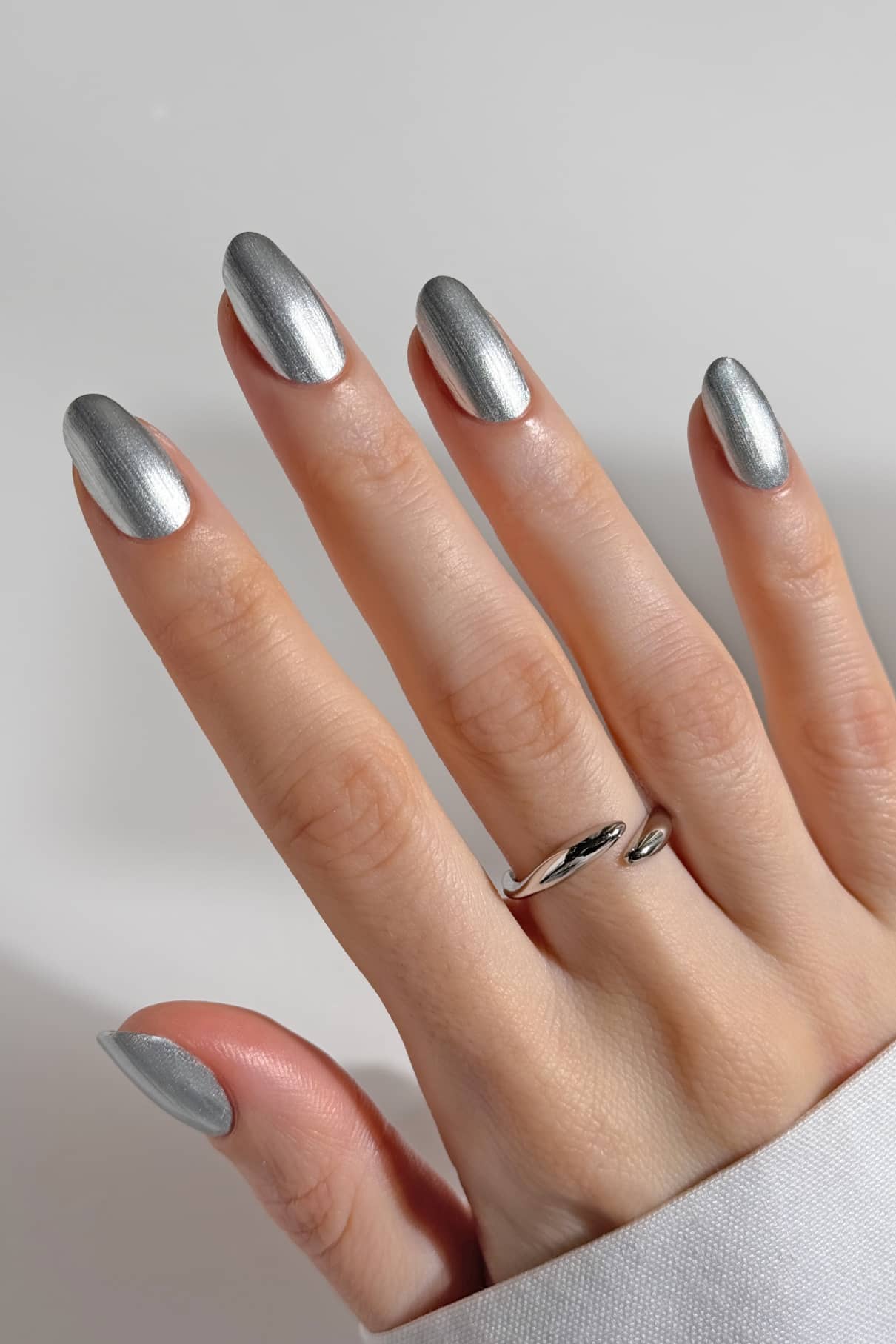 gitti-no-310-pflanzlicher-nagellack-metallic-silber-mit-chrom-effekt image 3