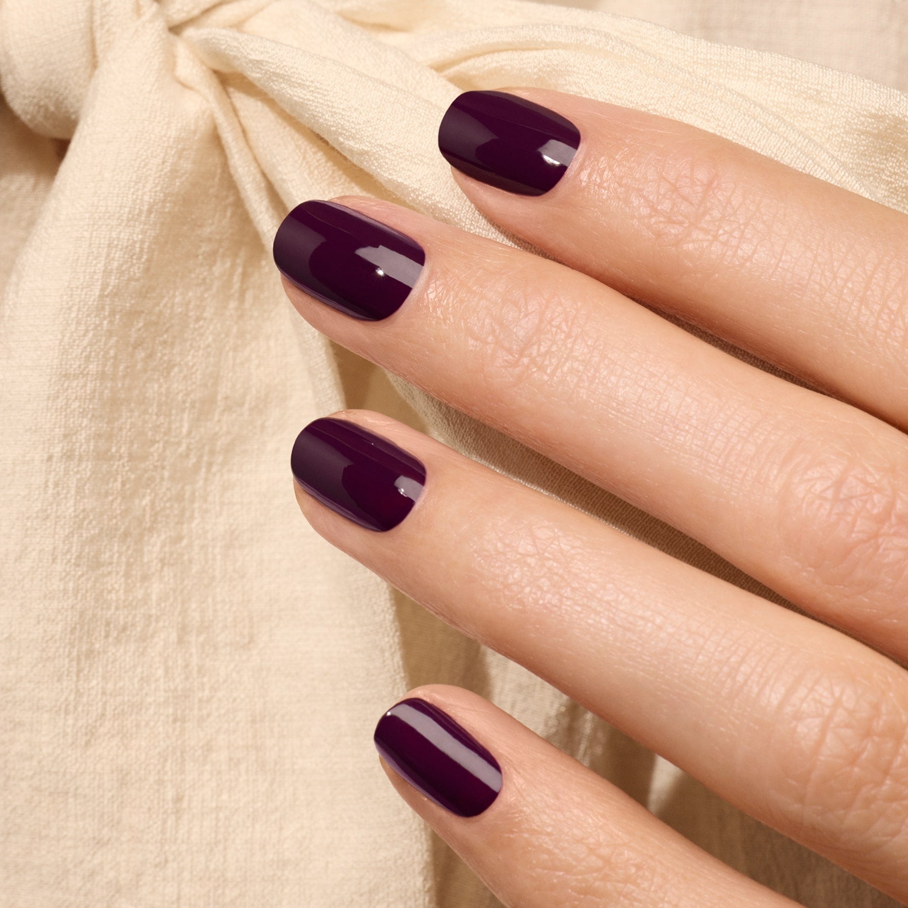 manucurist-green-aubergine-nagellack-dunkelviolett image 2