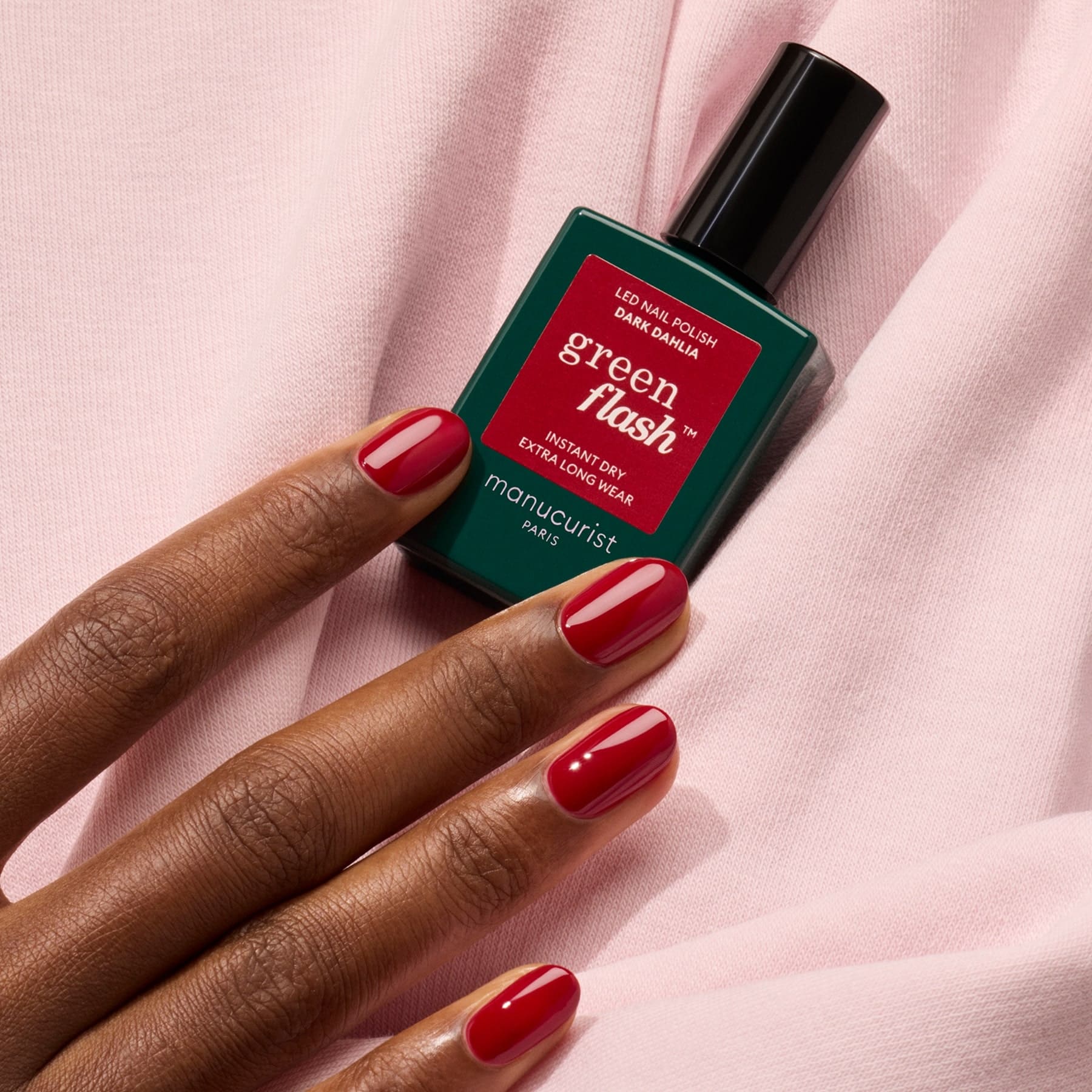 manucurist-green-flash-dark-dahlia-dunkelroter-semi-permanenter-nagellack image 5