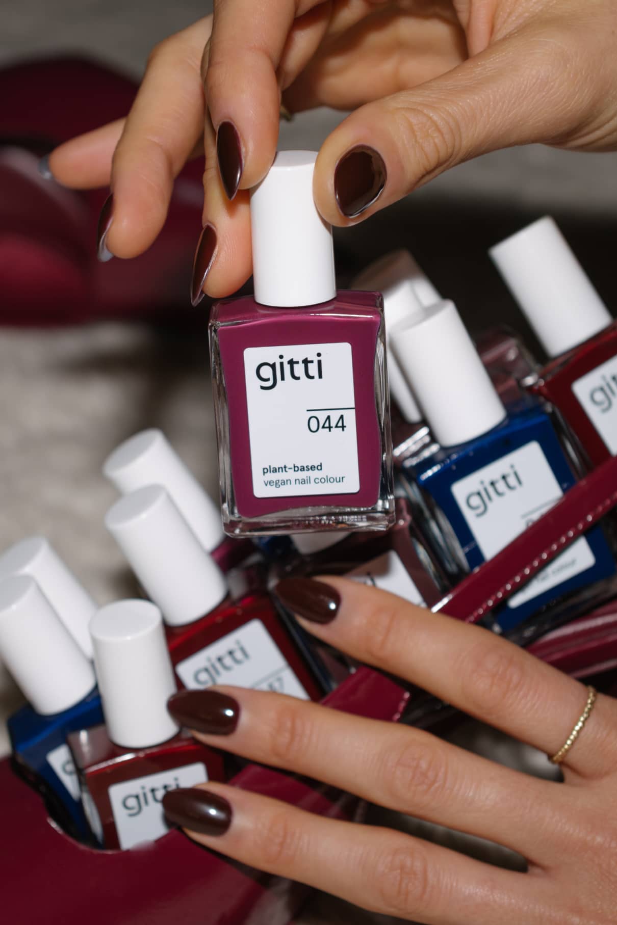 gitti-no-044-plant-based-nagellack-berry-lila image 6