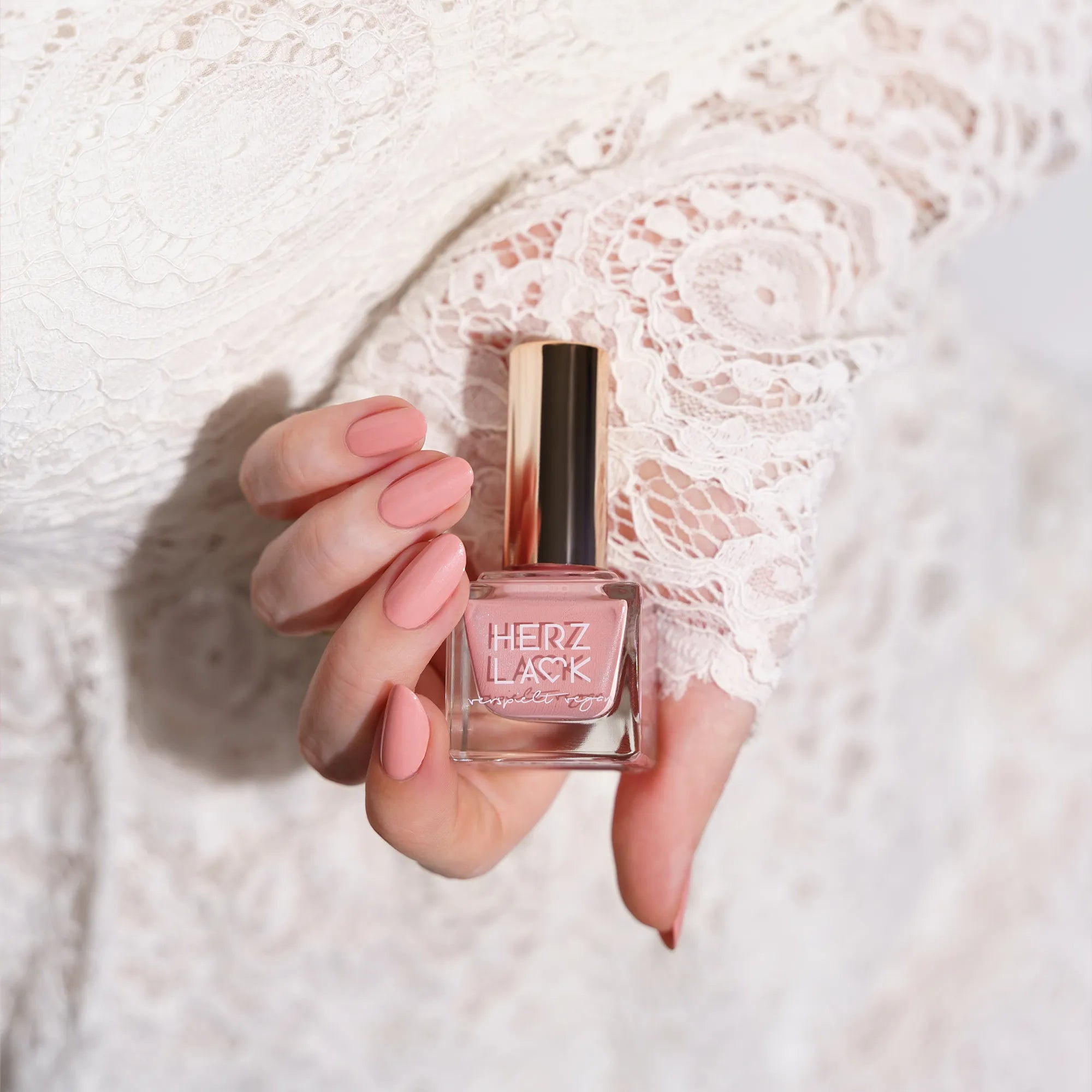 herzlack-pudrige-eleganz-veganer-nagellack-nude-mit-schimmer-11ml image 6
