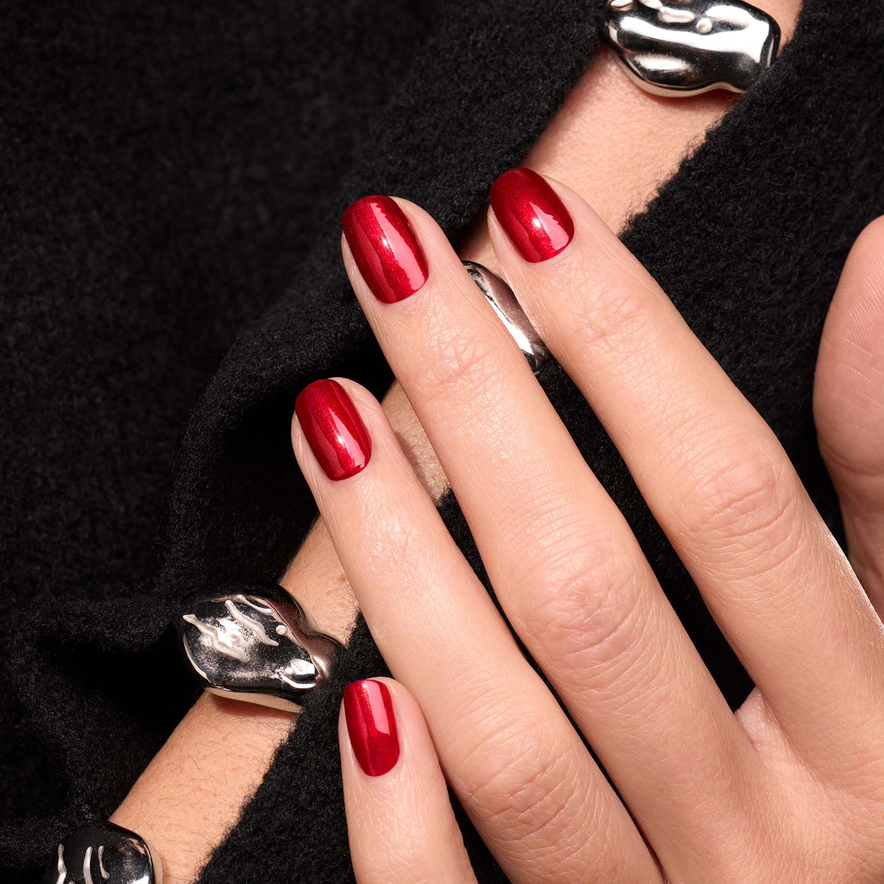 manucurist-green-red-hibiscus-nagellack-schimmerndes-seiden-rot image 3