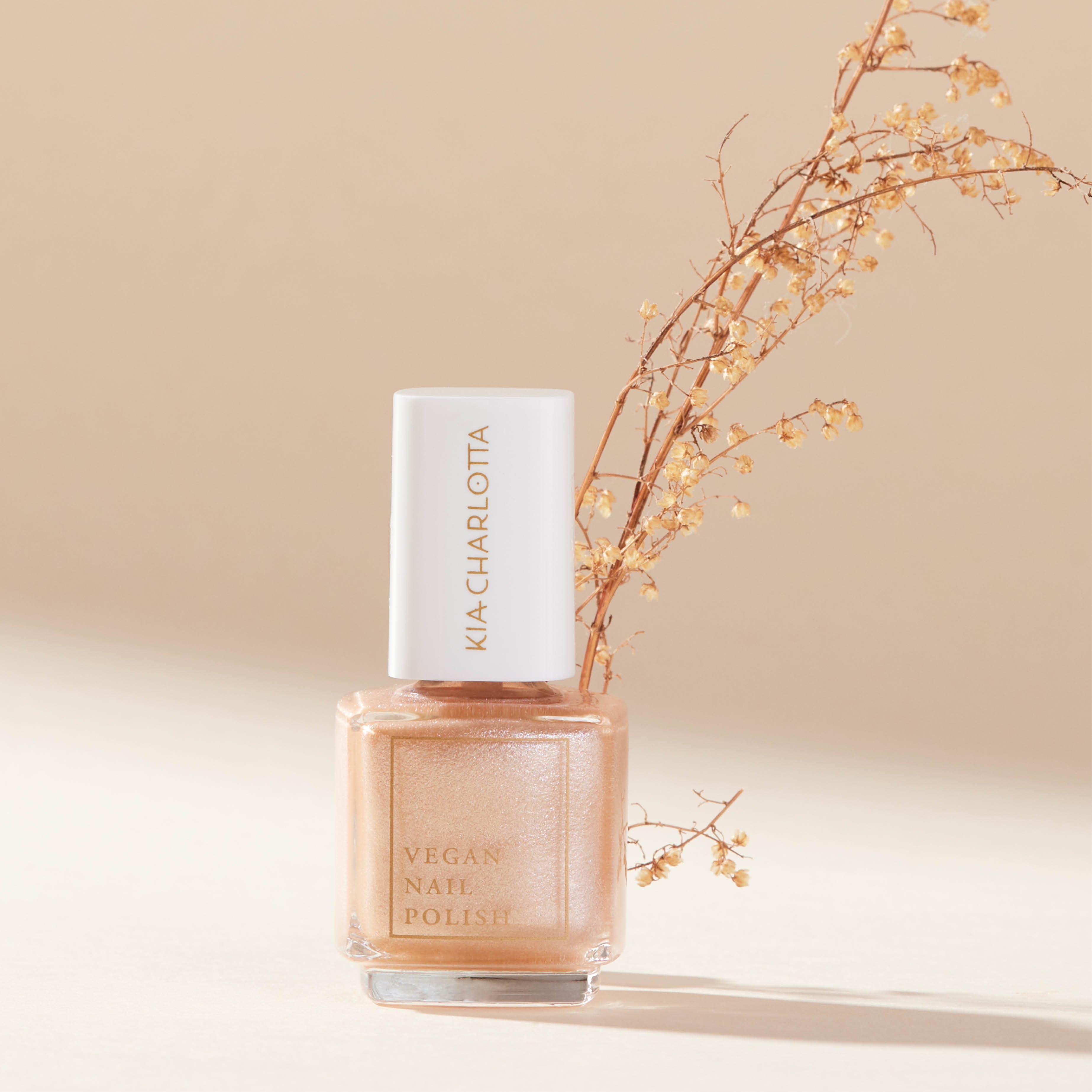 kia-charlotta-morning-sun-veganer-nagellack-pfirsich-schimmer image 3