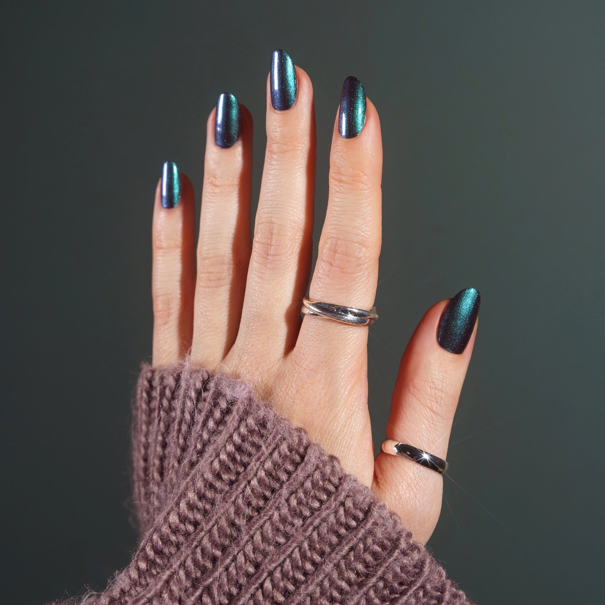 herzlack-auroramoos-veganer-nagellack-erdiges-gr-n-mit-duochrome-aus-nebel-im-no image 5
