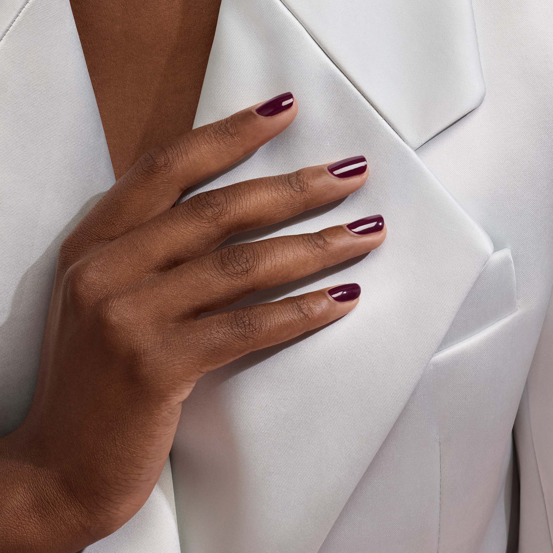 manucurist-green-flash-nagellack-prune-bordeaux-weinrot image 3