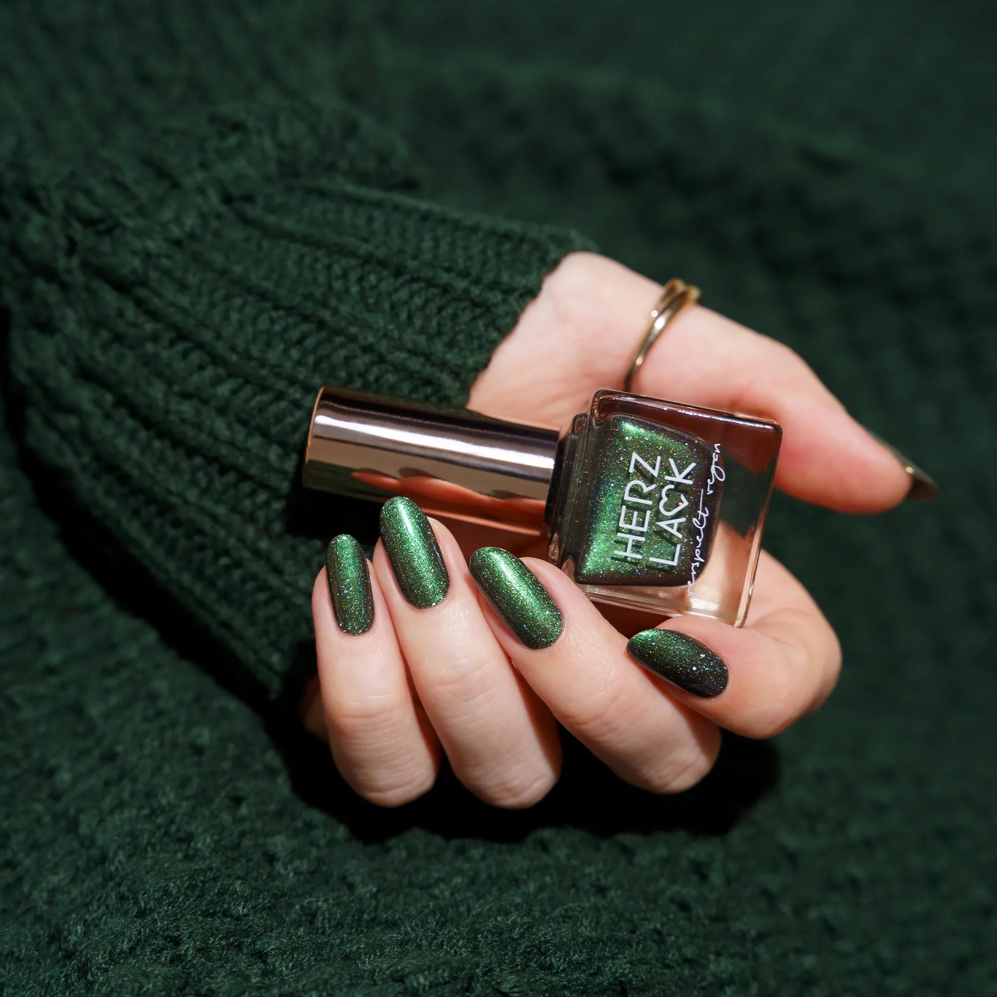herzlack-zaubermoos-veganer-nagellack-dunkelgr-n-holo-duochrome-11ml image 7
