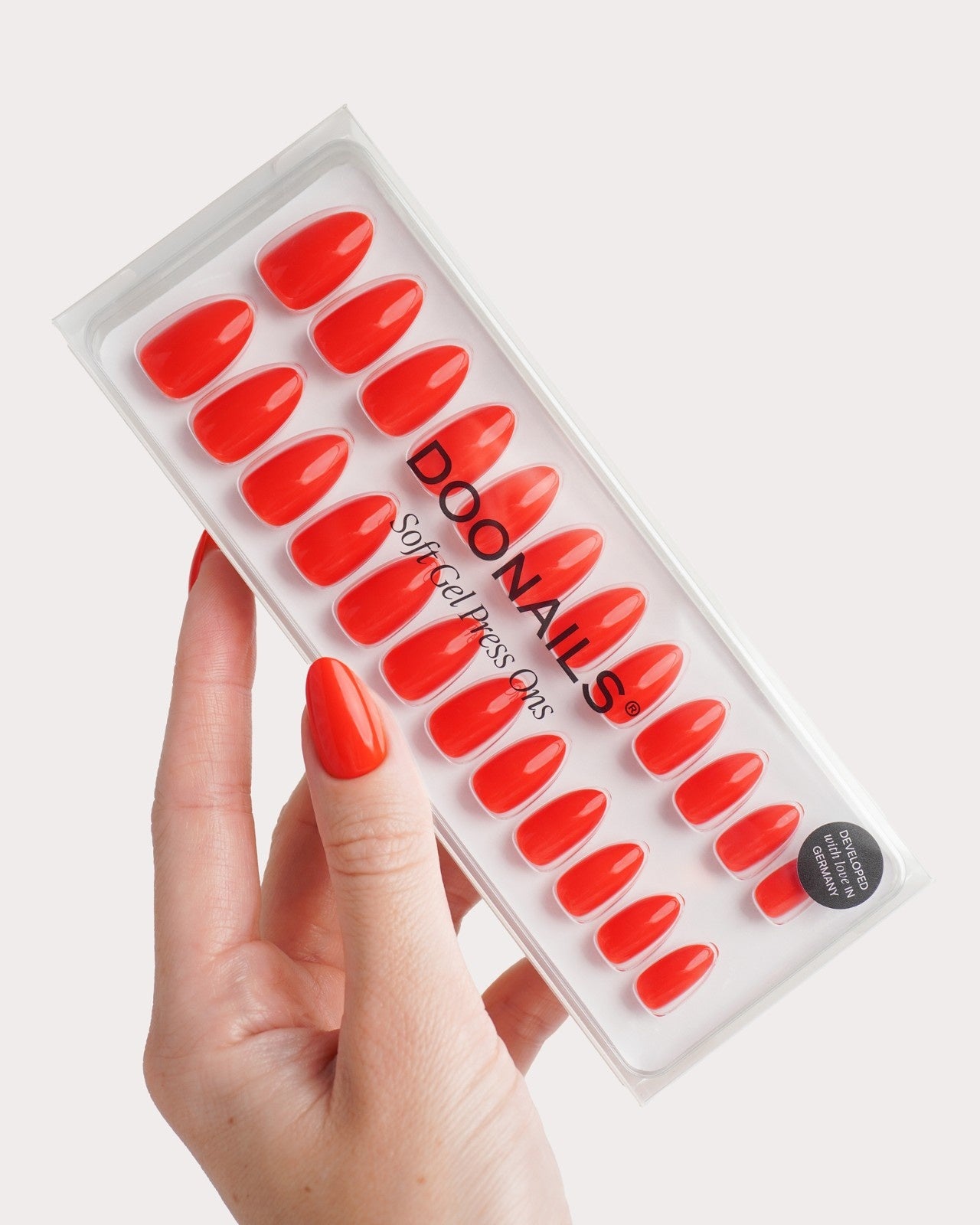 doonails-on-fire-short-almond-soft-gel-press-ons-rot-orange image 3