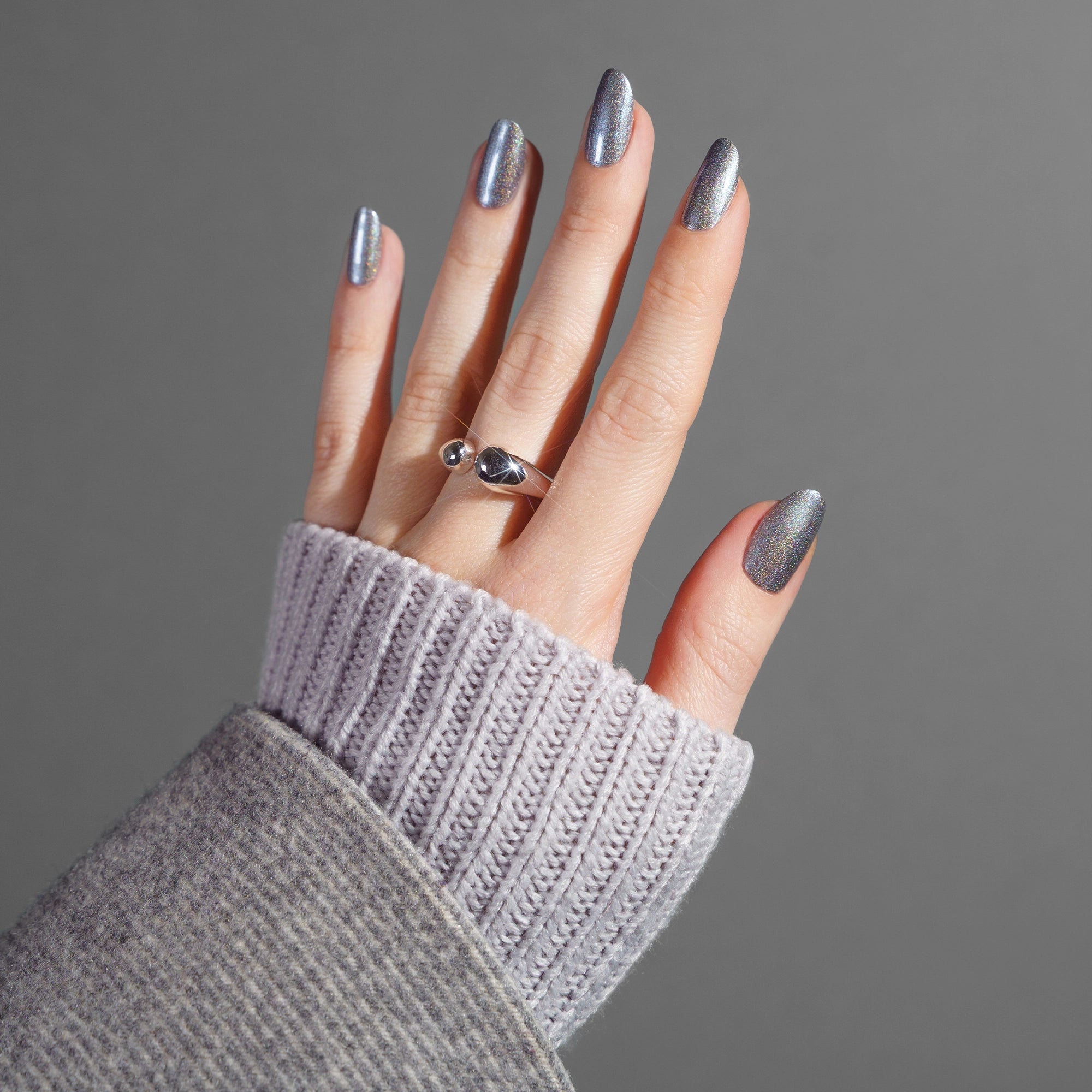 herzlack-novembernebel-veganer-nagellack-k-hles-dunkelgrau-duochrome-holo-11-ml image 4
