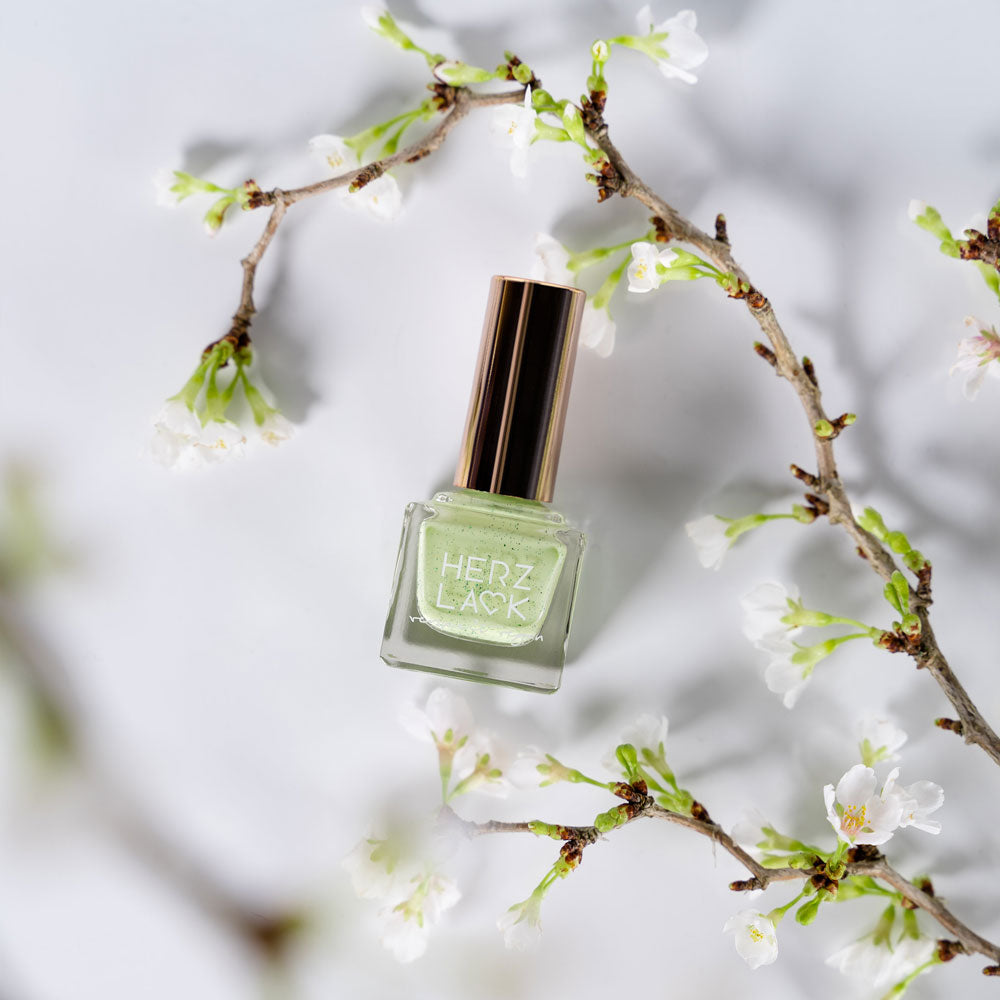 herzlack-gr-nling-veganer-nagellack-11ml-hellgr-n-pastell-mit-schimmer image 8