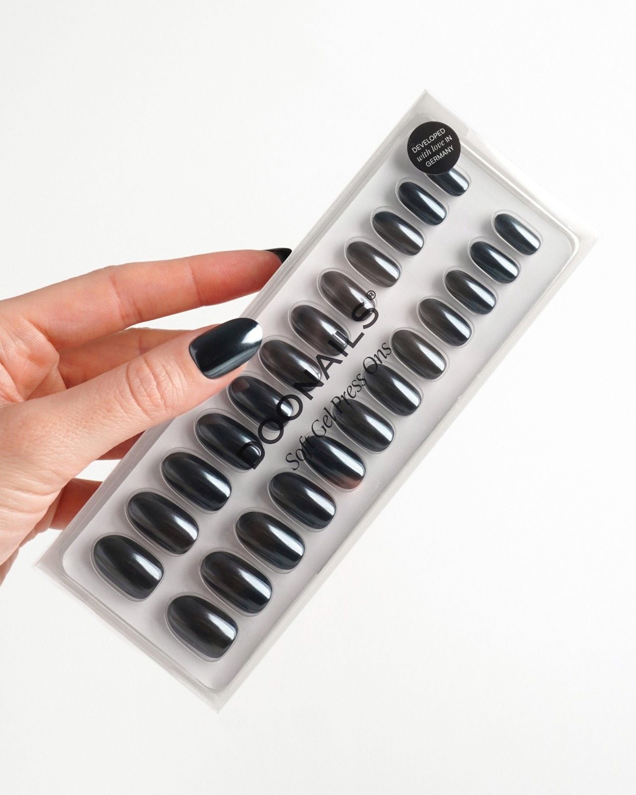 doonails-black-pearl-medium-round-soft-gel-press-ons-schwarz-chrome image 4