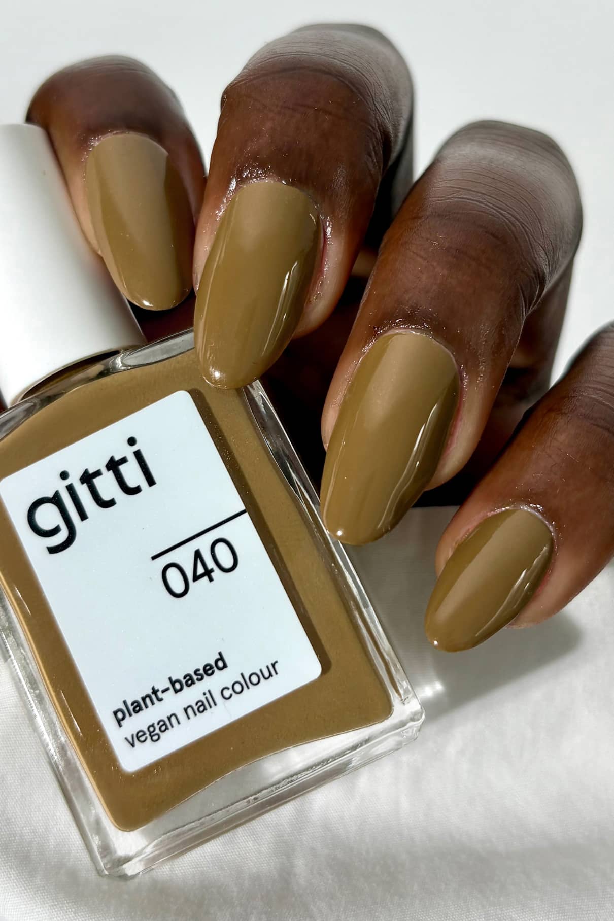 gitti-no-040-plant-based-nagellack-erdiges-gr-n-mit-goldgelb image 5