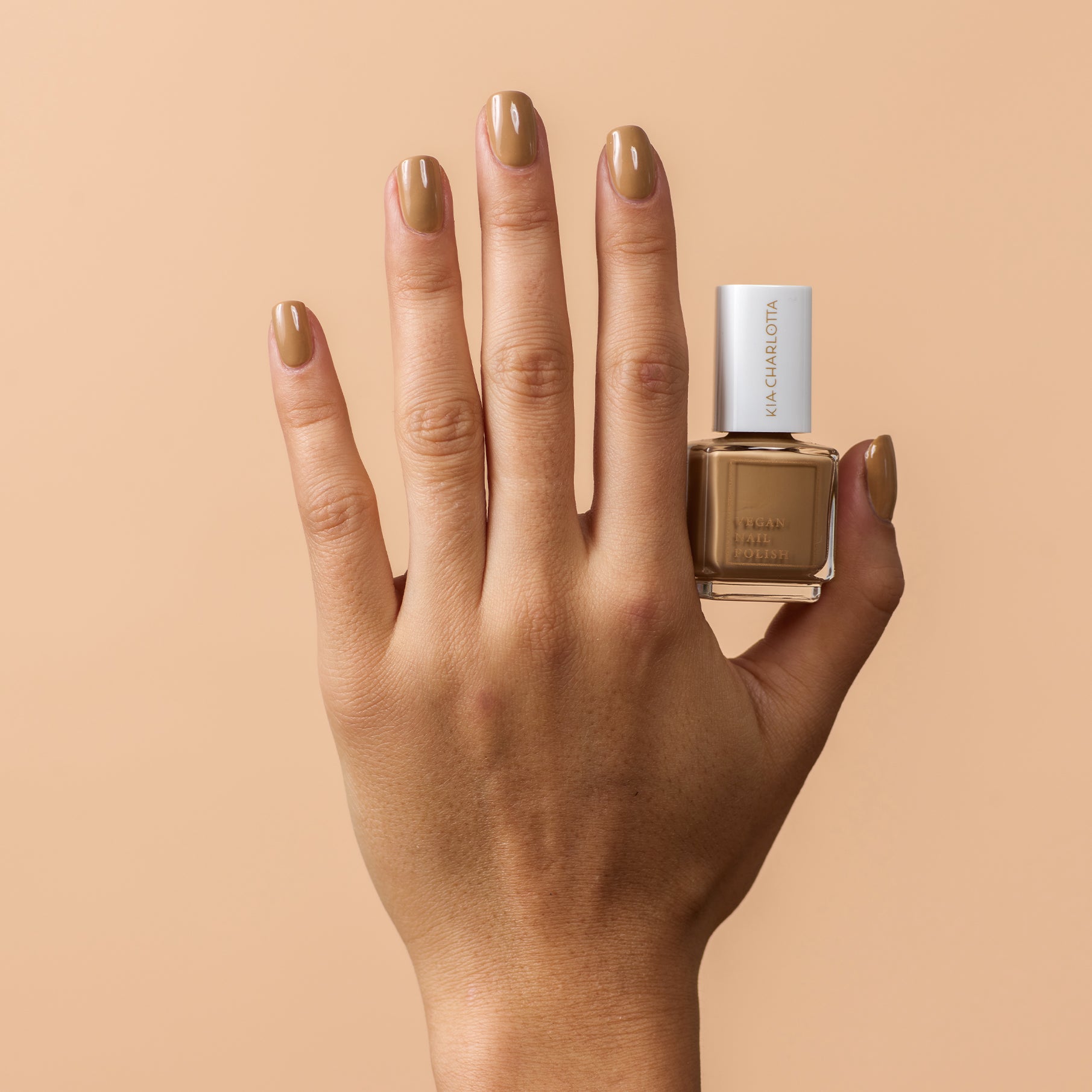 kia-charlotta-nature-stories-veganer-nagellack-ocker-sandgelb image 2
