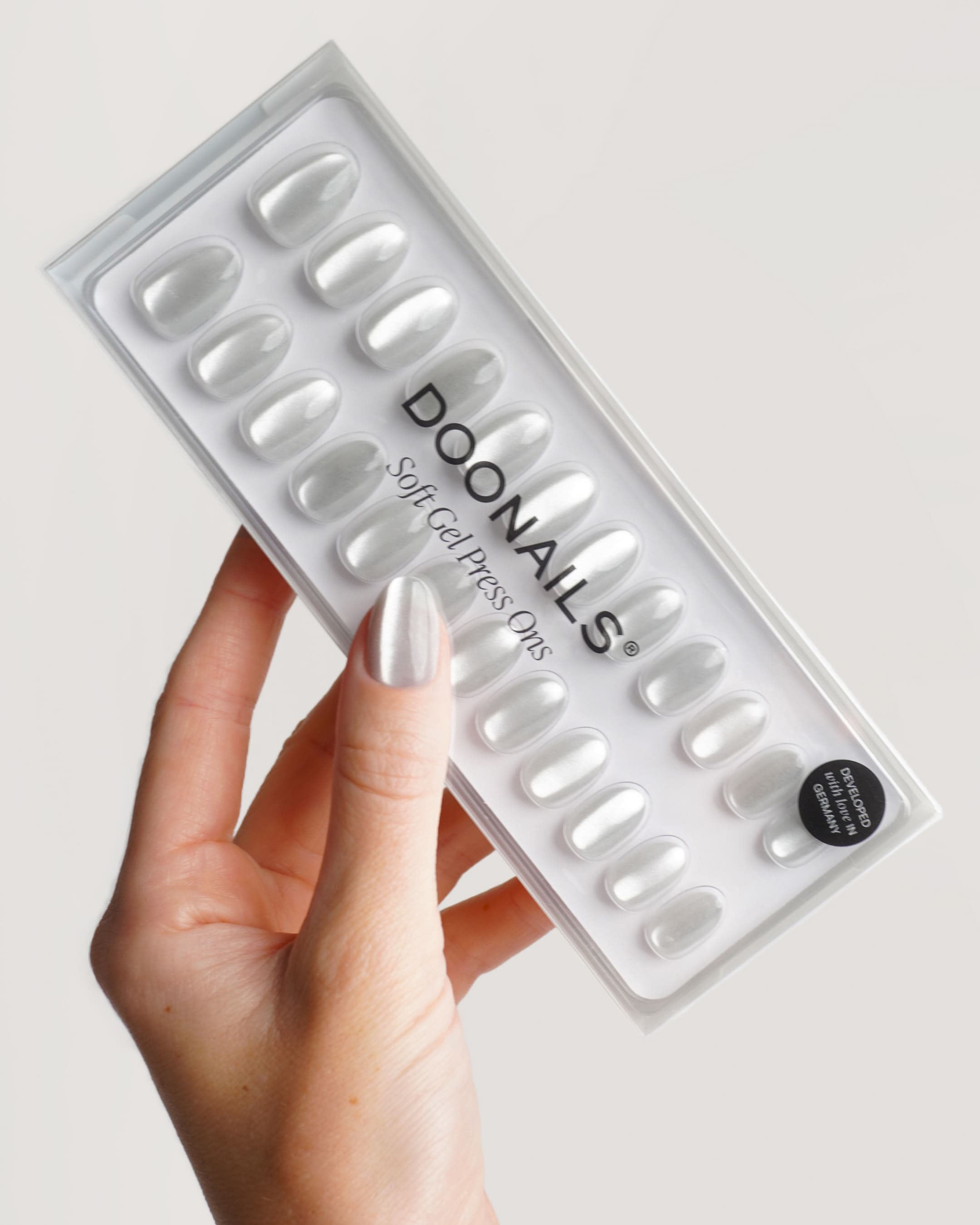 doonails-white-cat-eye-short-round-soft-gel-press-ons-cat-eye-n-gel image 4