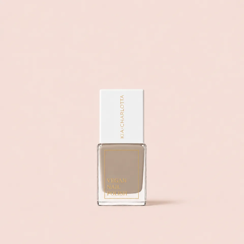 kia-charlotta-balanced-veganer-nagellack-grau-beige-erdton image 1