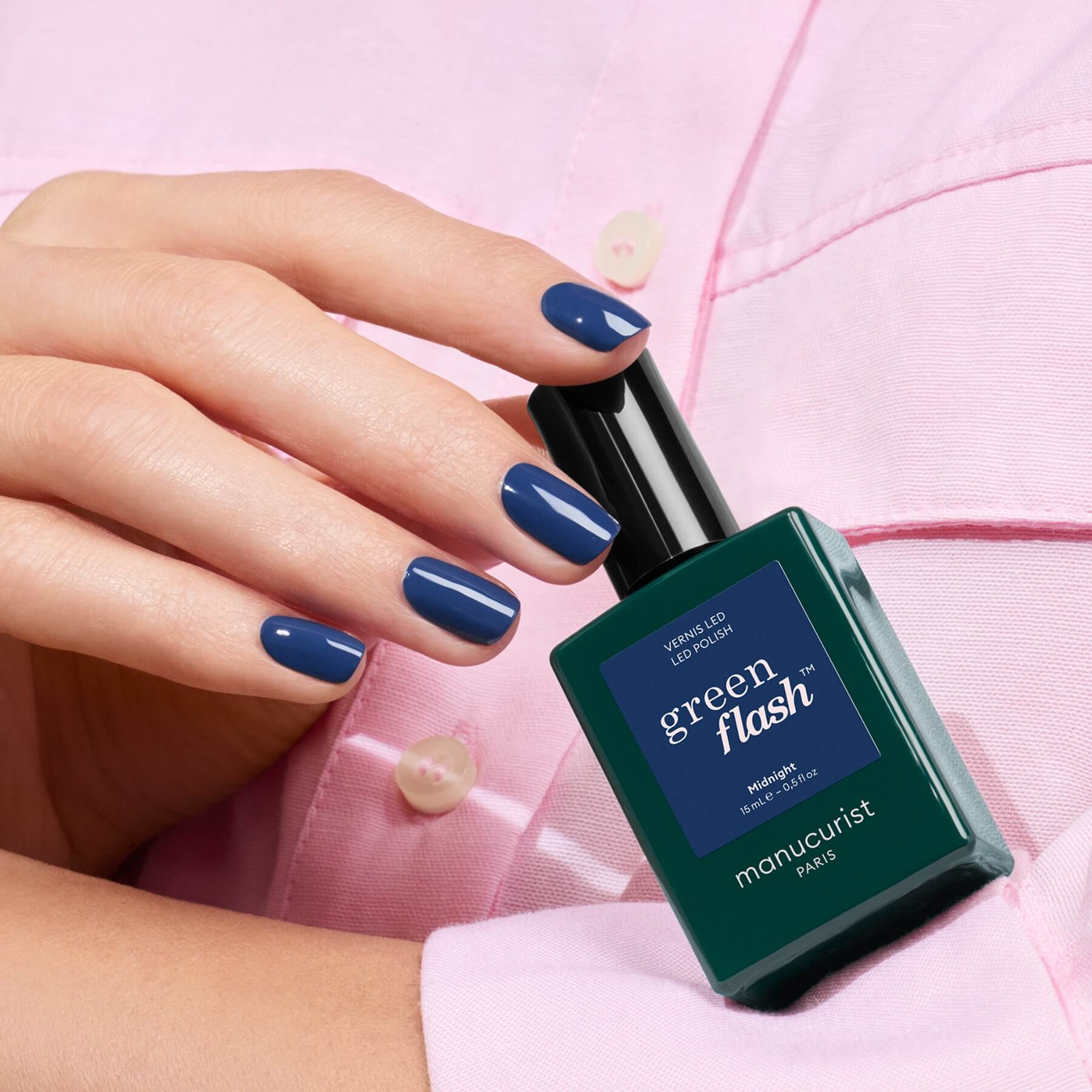 manucurist-midnight-green-flash-semi-permanent-nagellack-dunkelblau image 3