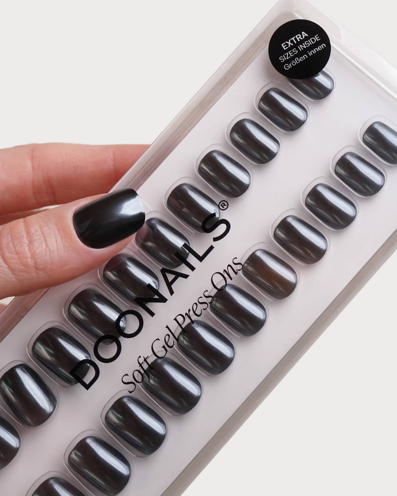 doonails-black-pearl-soft-gel-press-ons-extra-short-square-schwarz-chrome image 5