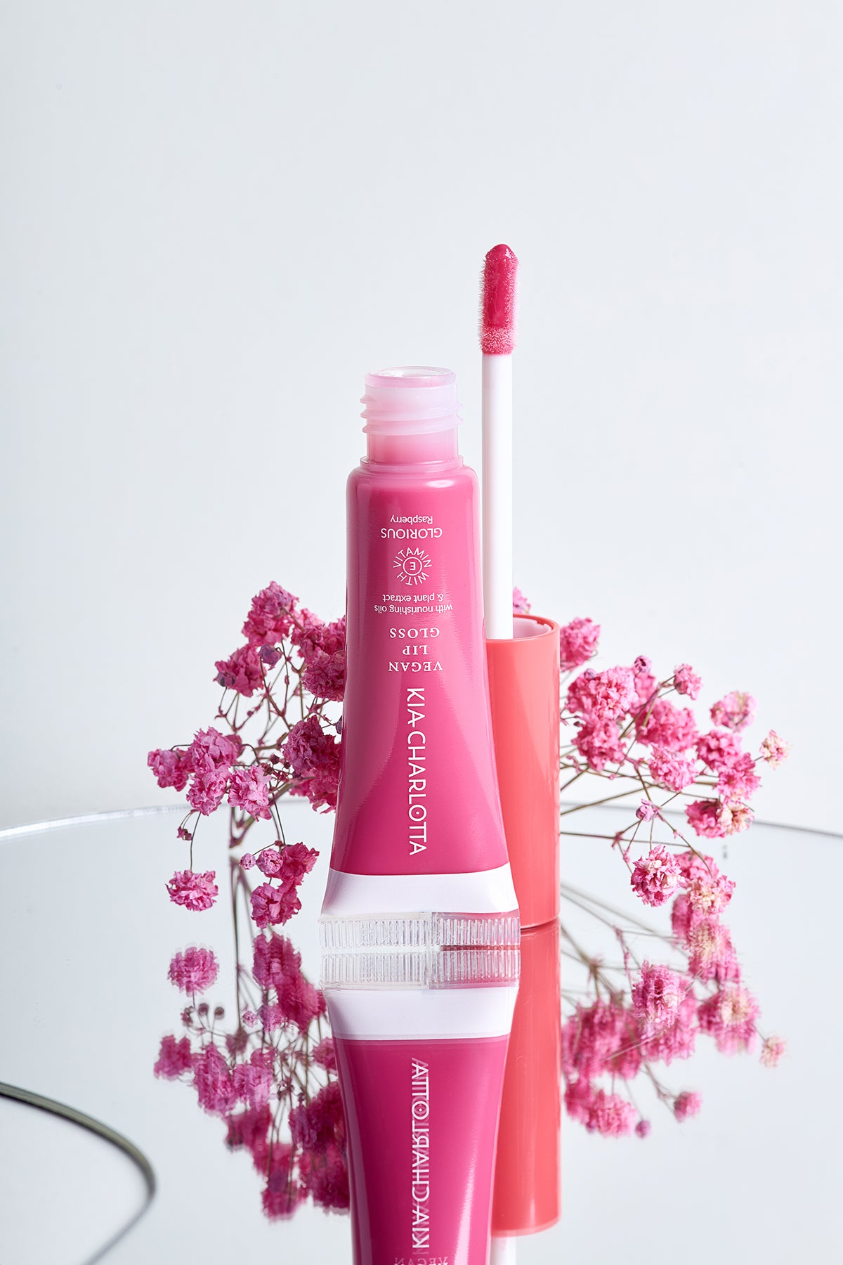 kia-charlotta-amazing-x-mas-set-veganer-roter-nagellack-11-ml-lipgloss-glorious- image 5