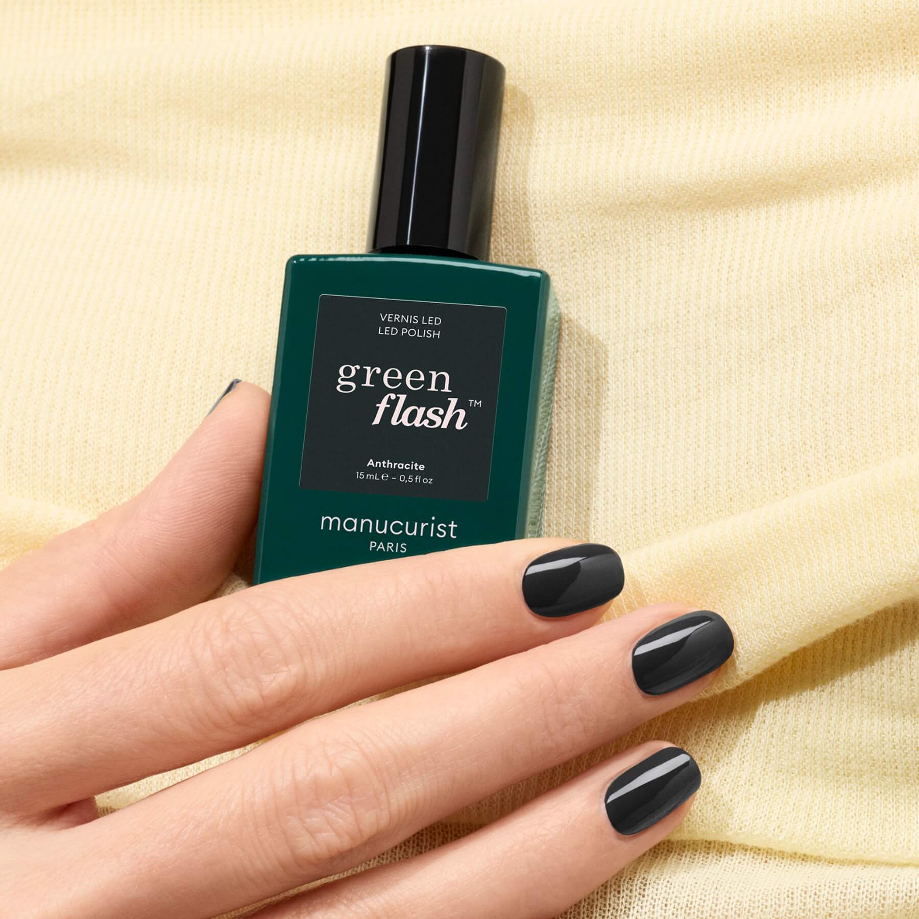 manucurist-green-flash-anthracite-veganer-led-nagellack-dunkelgrau image 3