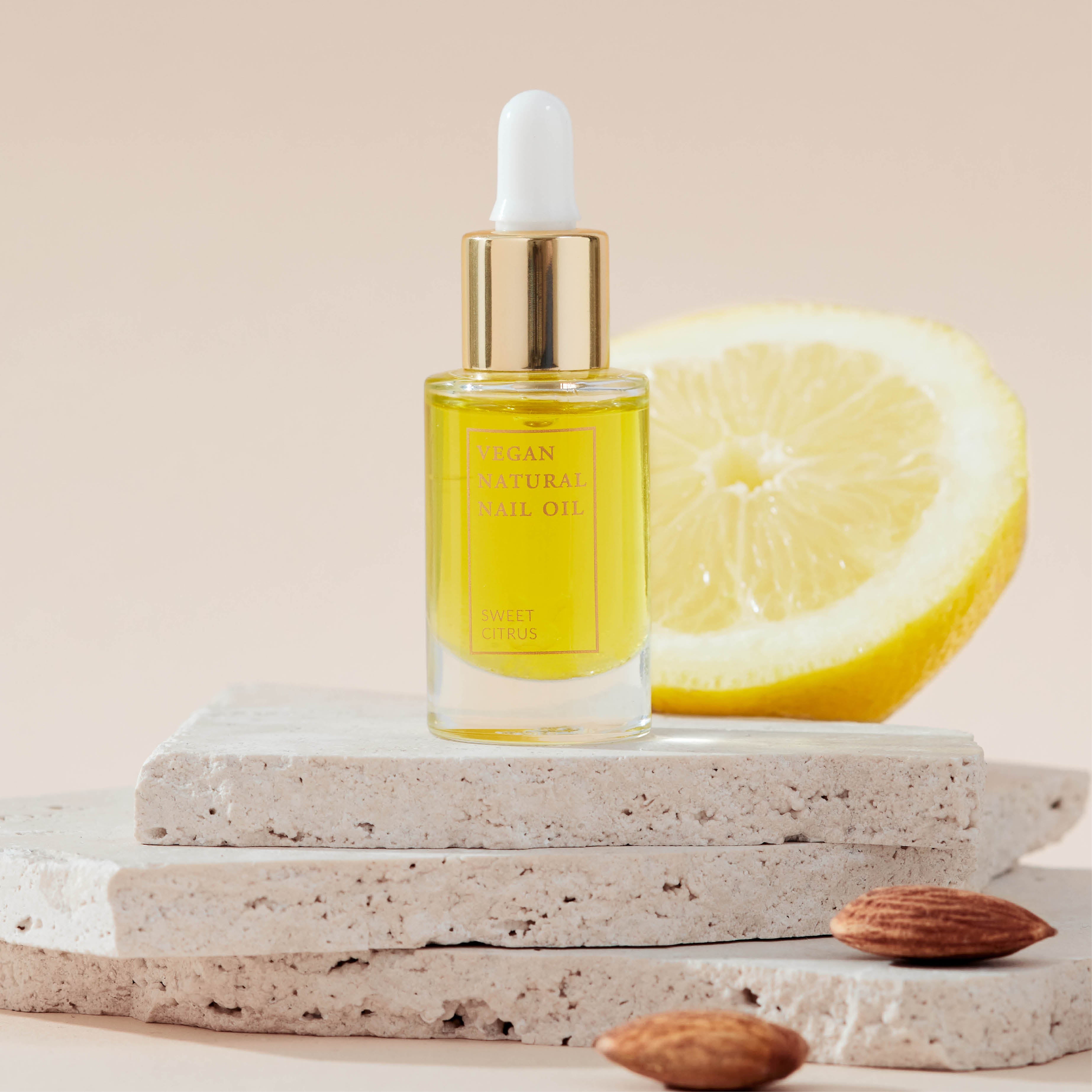 kia-charlotta-nagel-l-vegane-nagelpflege-bio-le-zitrone image 3