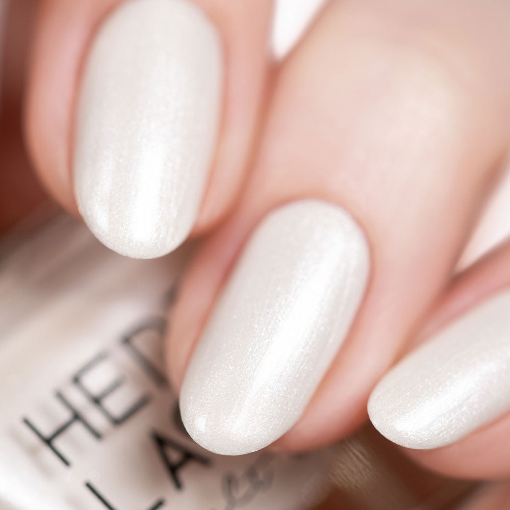 herzlack-das-wei-e-kaninchen-veganer-nagellack-11ml-wei-schimmer image 3