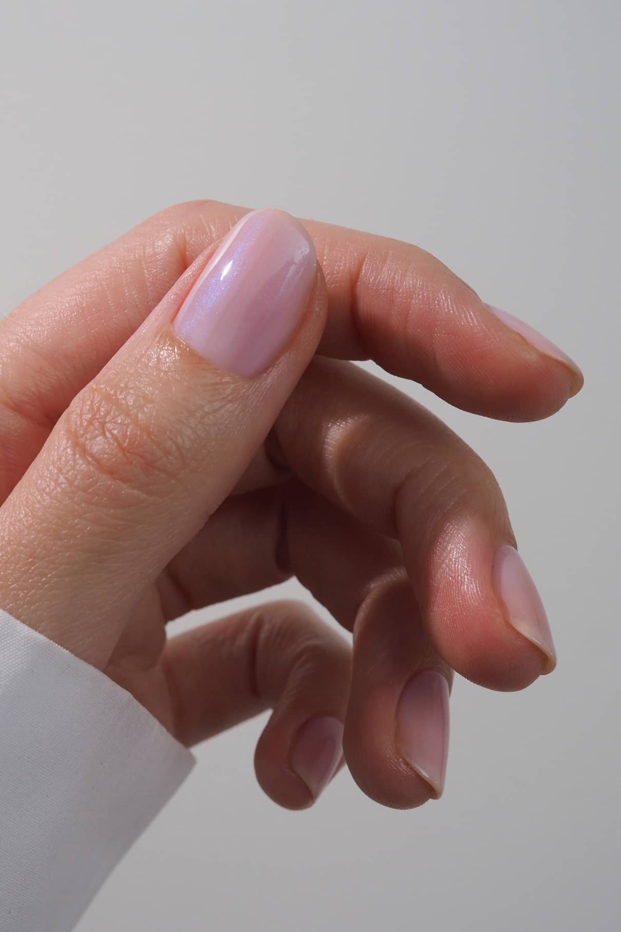 gitti-no-025-plant-based-nagellack-hellrosa-halbtransparent-mit-bl-ulichem-schim image 6