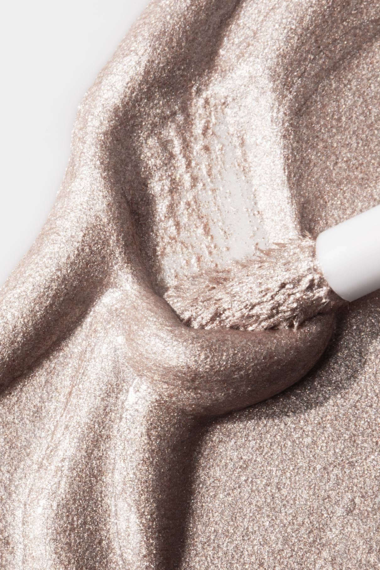 gitti-halo-eyes-no-02-transformativer-eyeshadow-silbriges-taupe-ros-metallic image 4