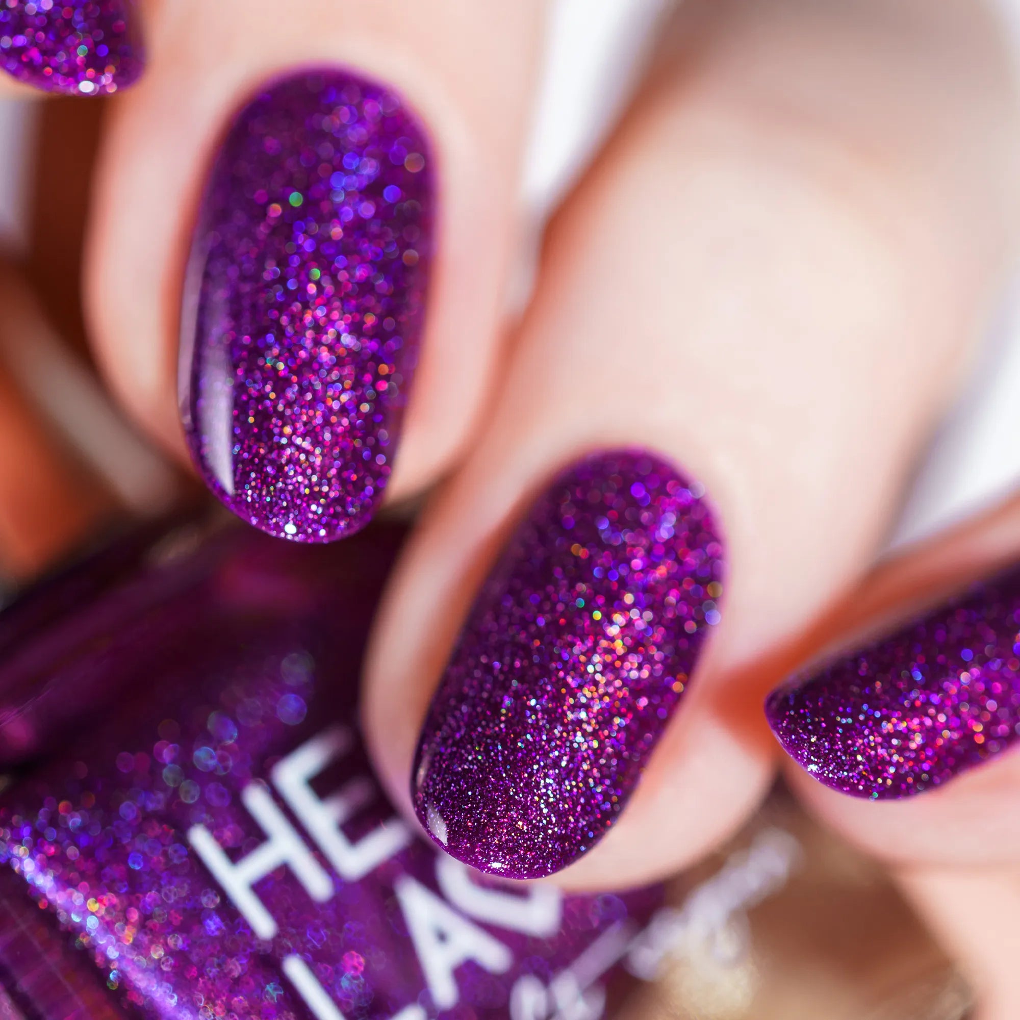 herzlack-maibeere-veganer-nagellack-beerenviolett-holo-duochrome-11ml image 3