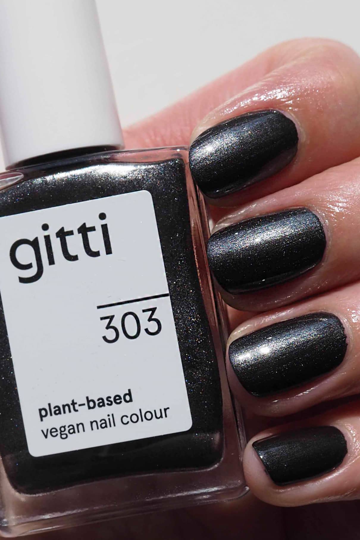 gitti-no-303-plant-based-nagellack-schwarz-mit-metallic-finish image 2